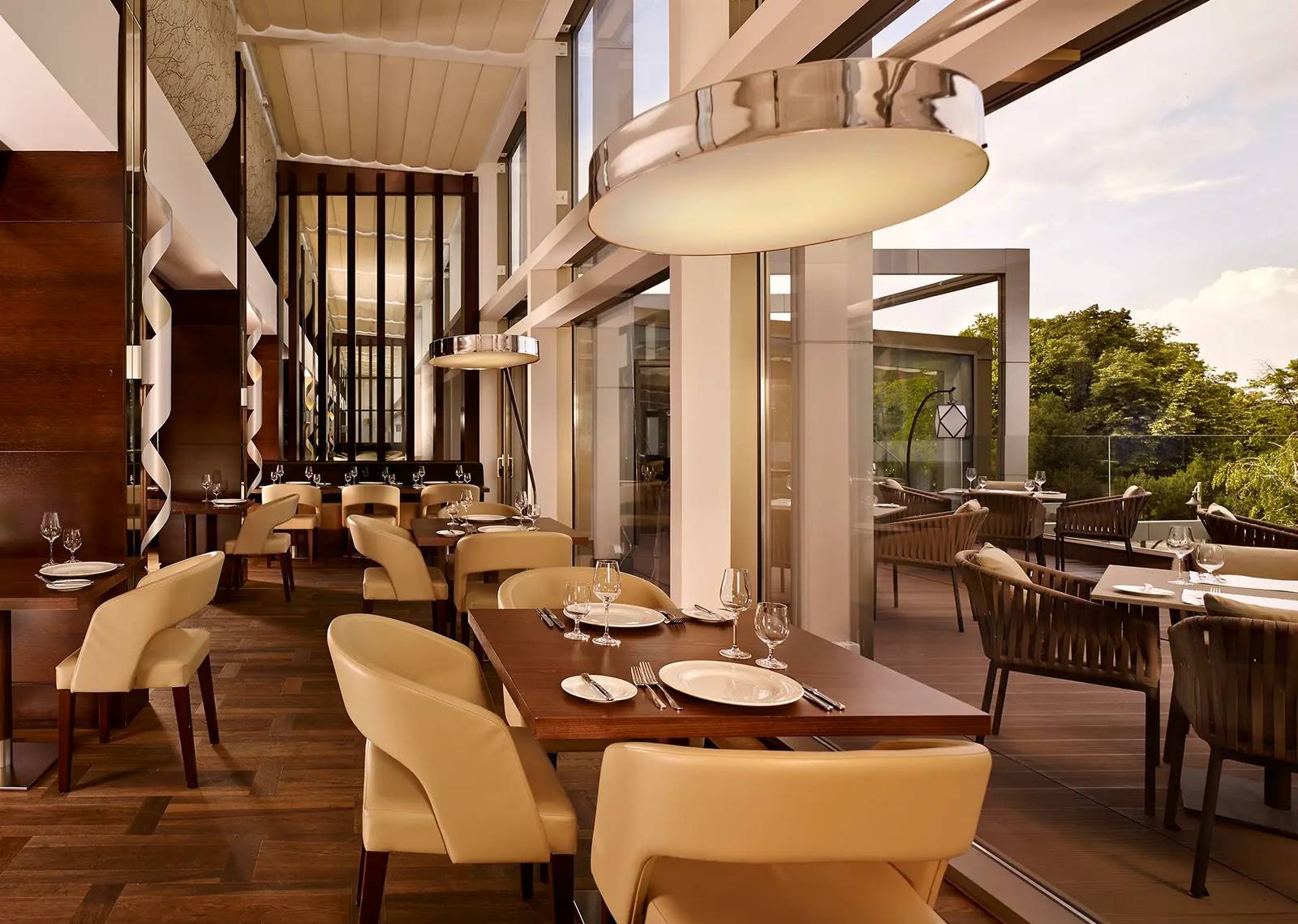 貝爾格勒 Metropol Palace 44 Restaurant 面向綠樹的用餐區