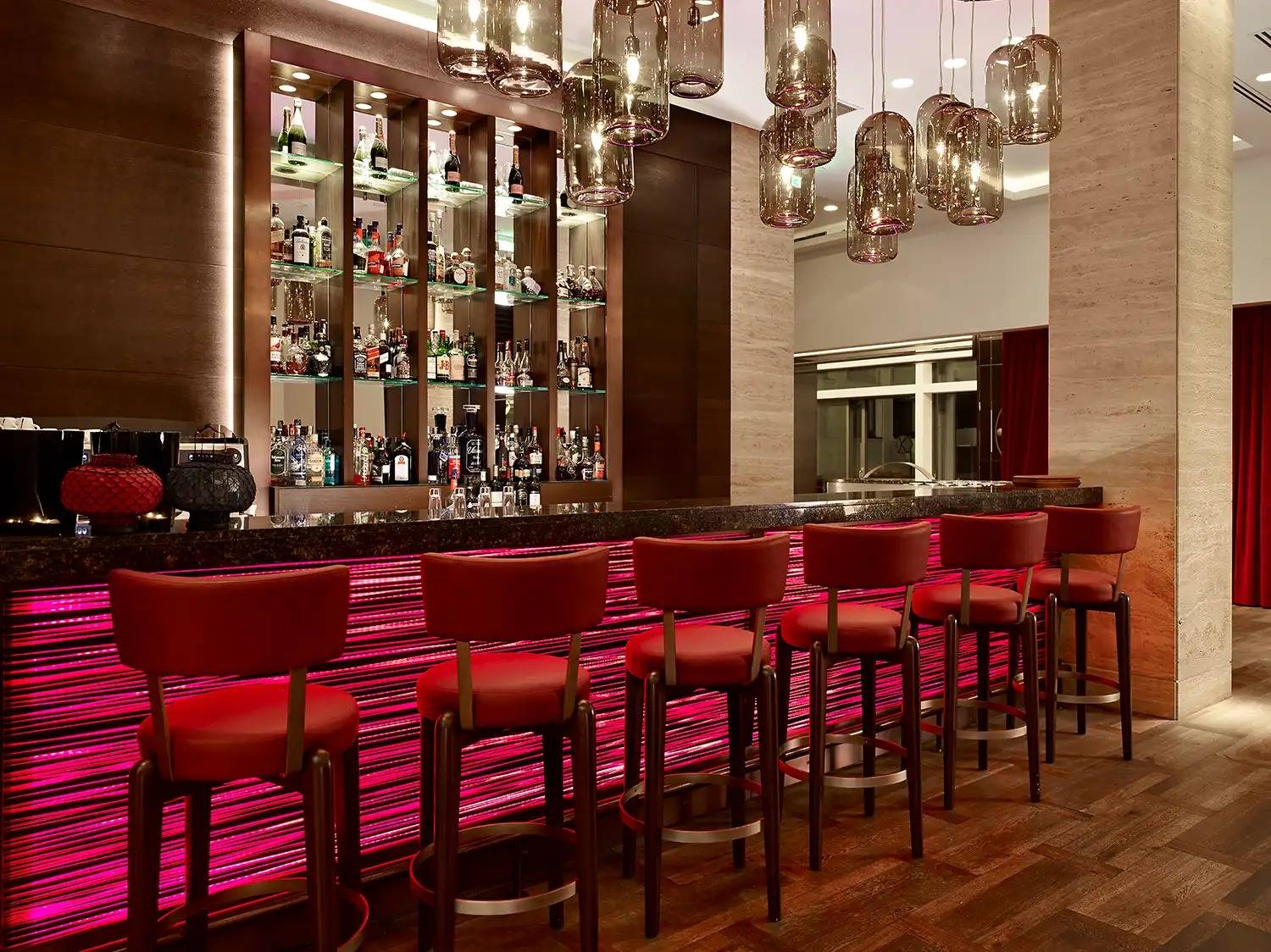 貝爾格勒 Metropol Palace 酒吧吧台與紅色高腳椅