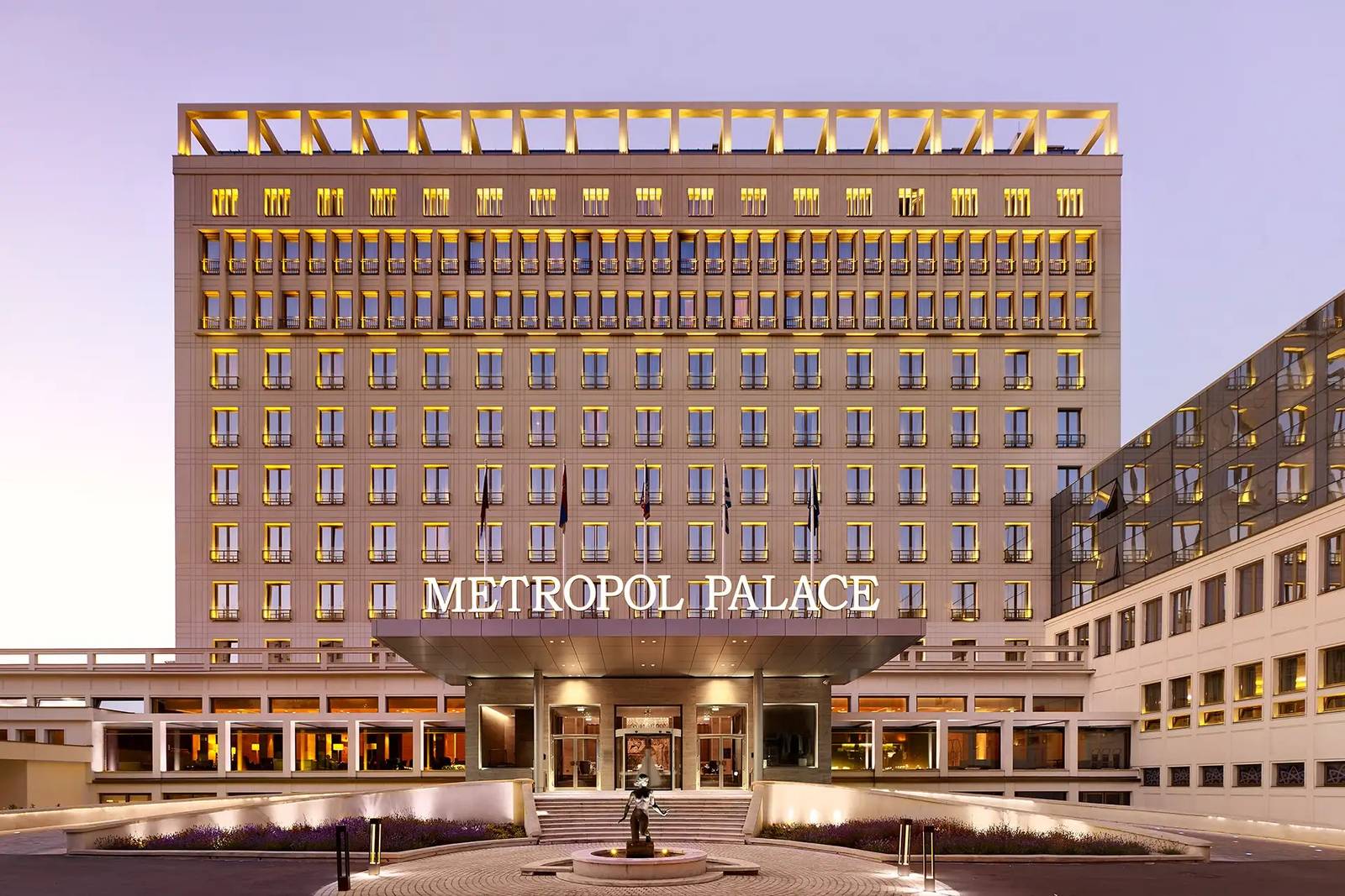 貝爾格勒 Metropol Palace 黃昏時的建築正面