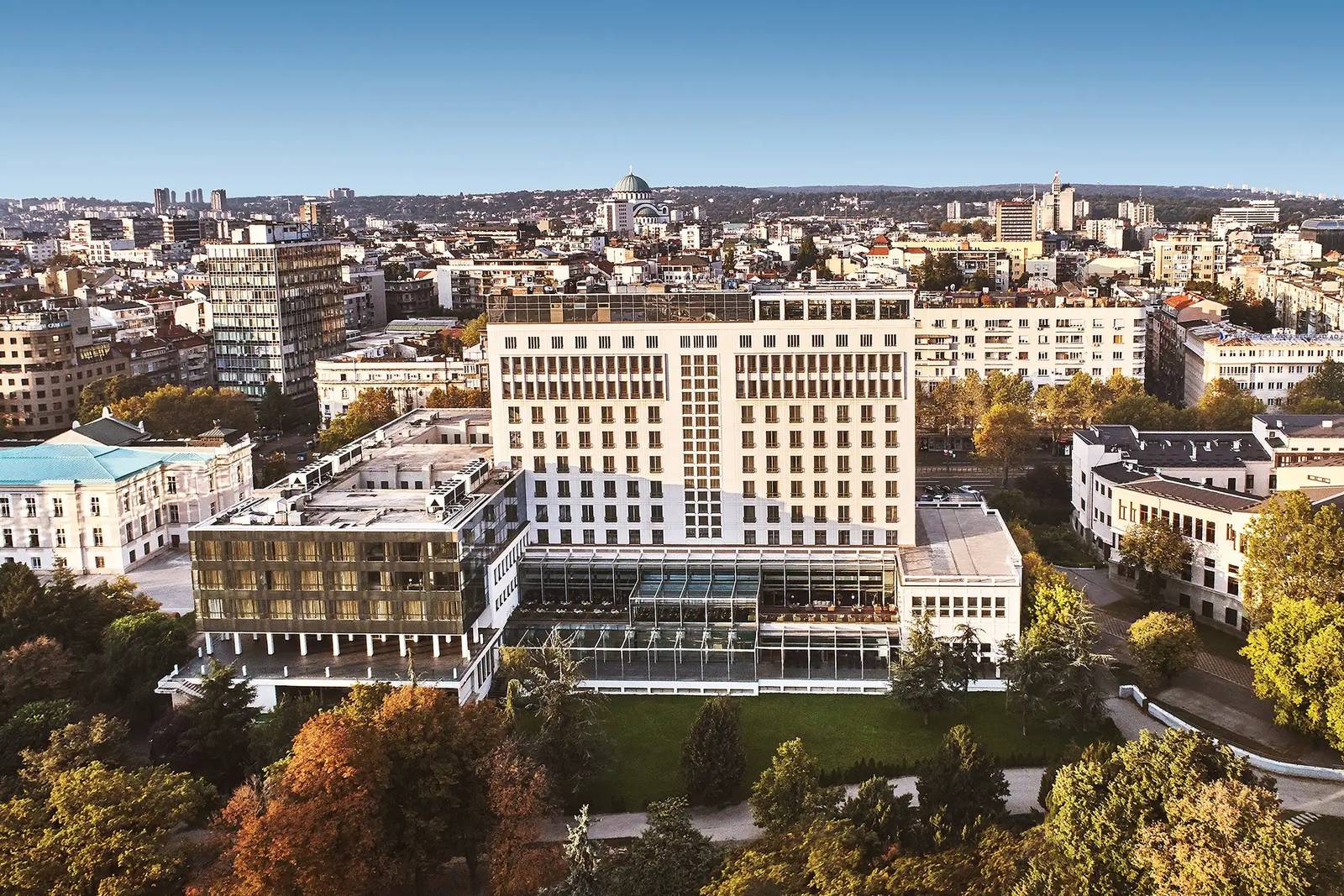 空拍貝爾格勒 Metropol Palace 與一旁的公園綠地