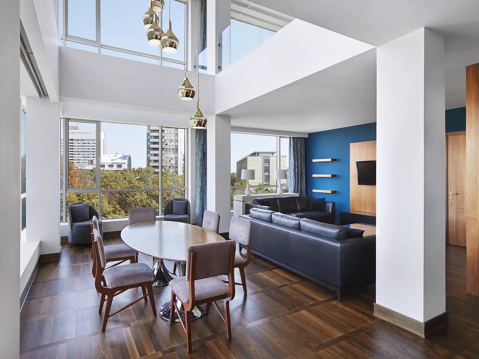 貝爾格勒 Metropol Palace Belgrade Suite 挑高起居區與用餐桌