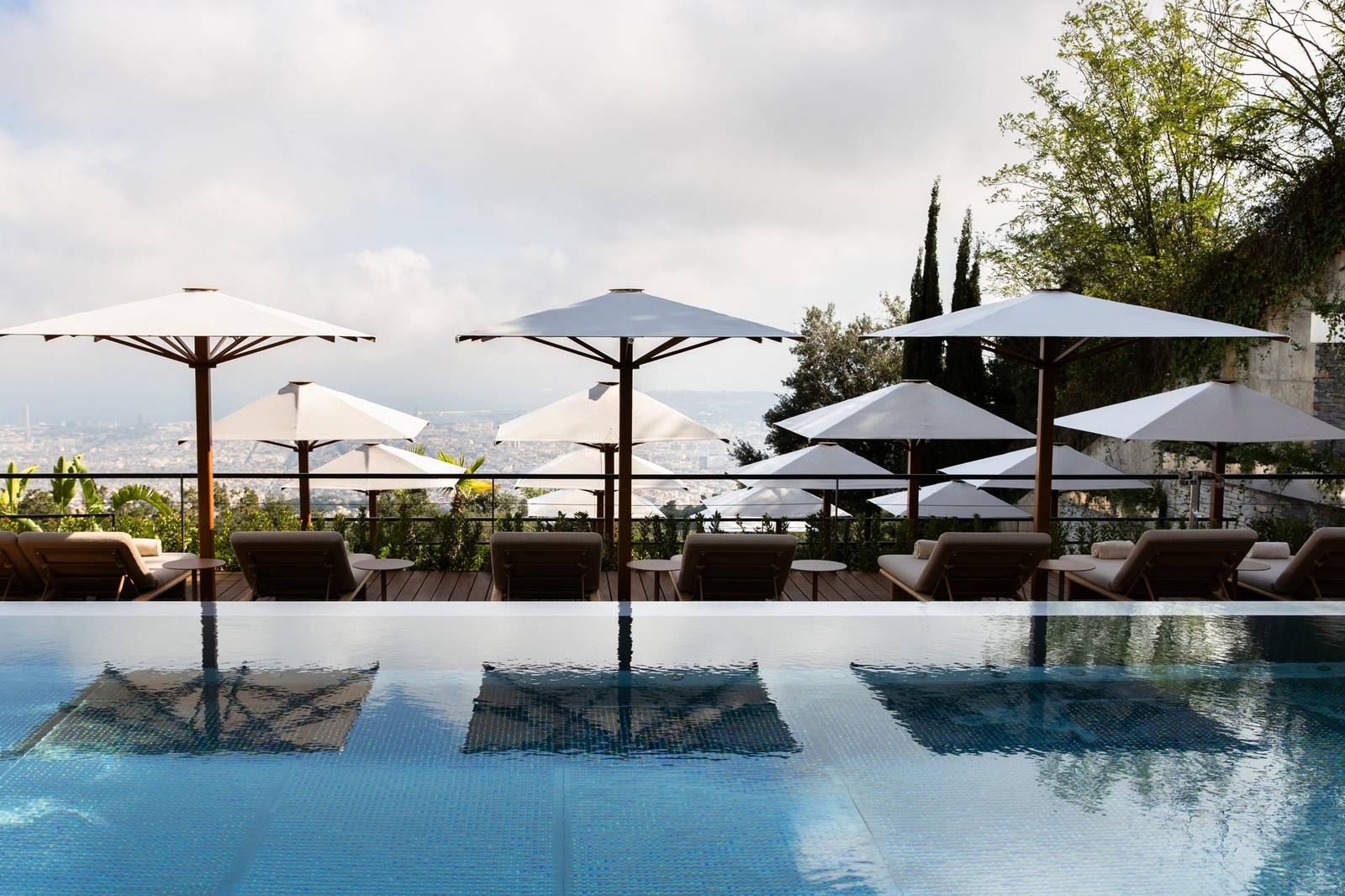 METT Barcelona The Pool Club 泳池躺椅與遮陽傘