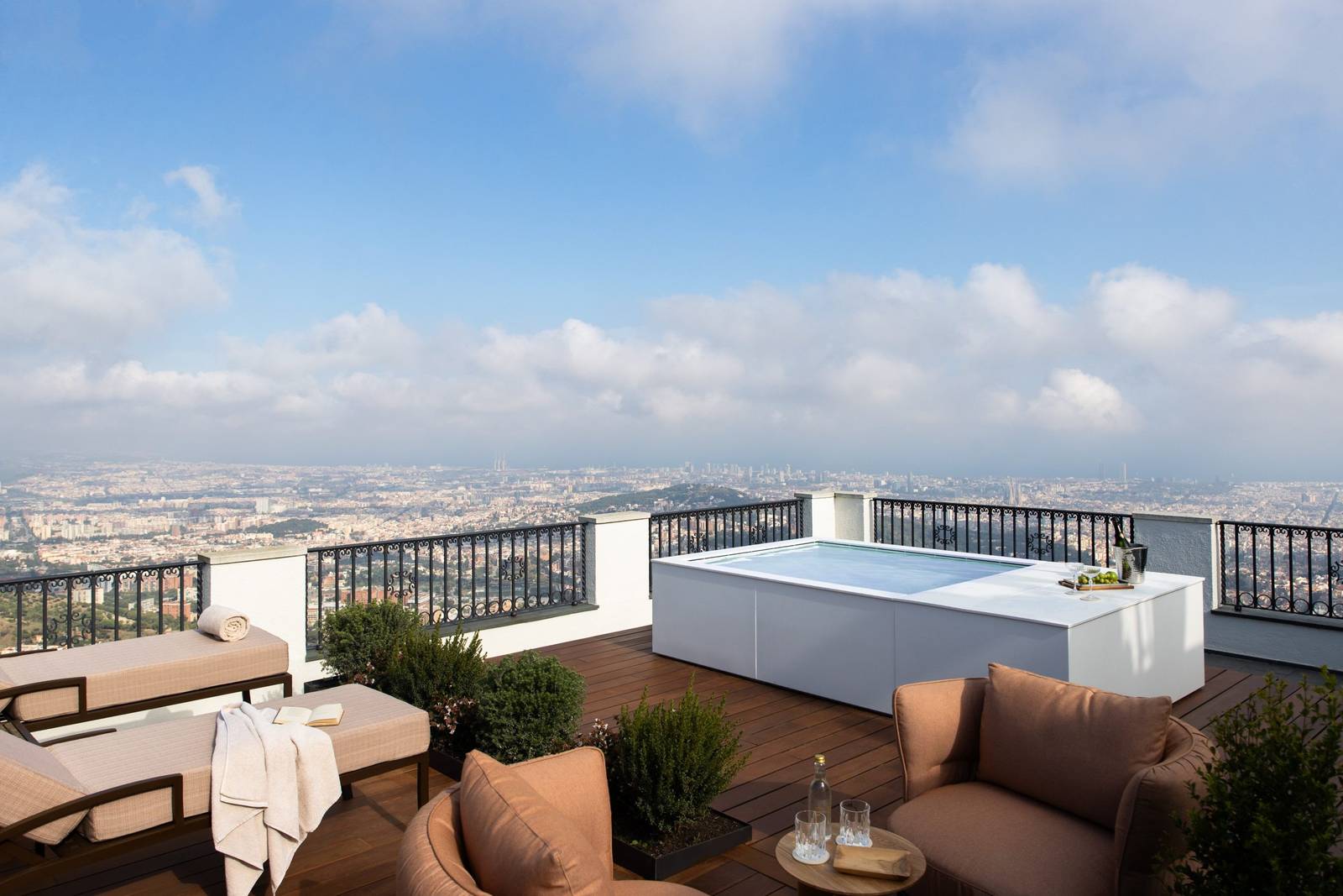 METT Barcelona Signature Suite 露台按摩池與城市景觀