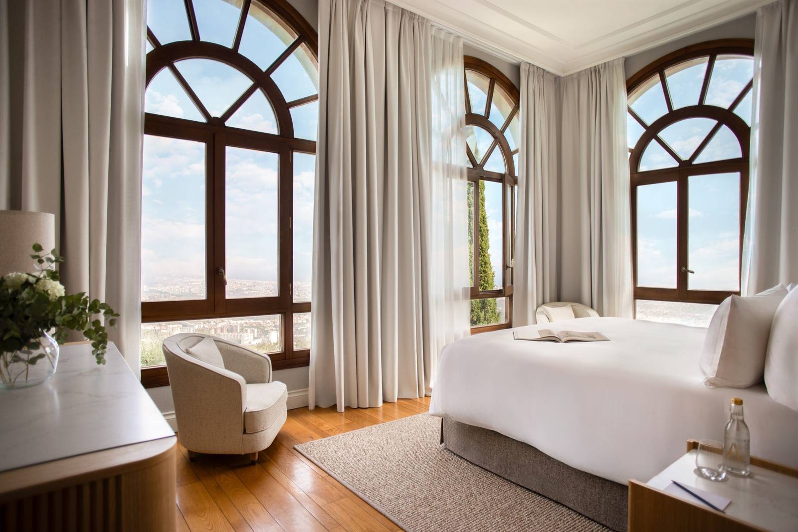 METT Barcelona Sea View Junior Suite 拱窗臥室