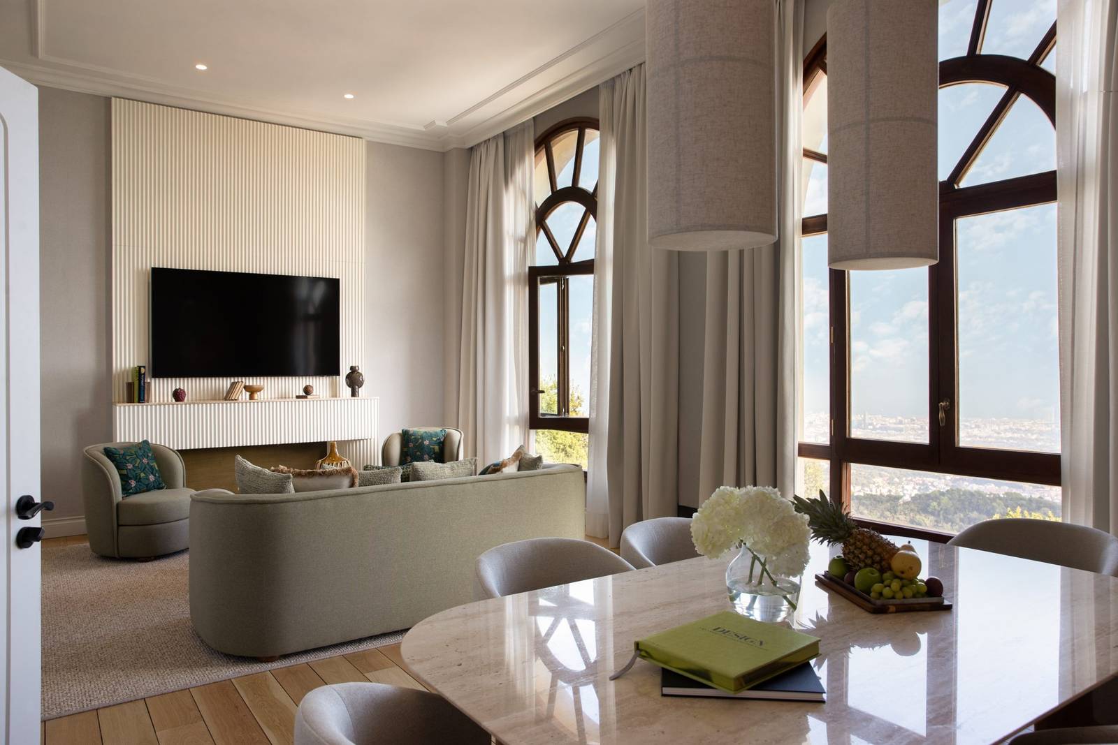 METT Barcelona METT Suite 起居區與窗外景觀