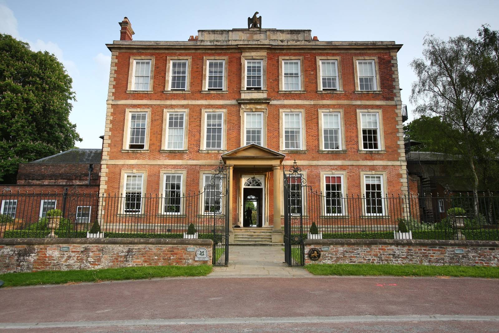 Middlethorpe Hall 北面入口與屋頂石鷹