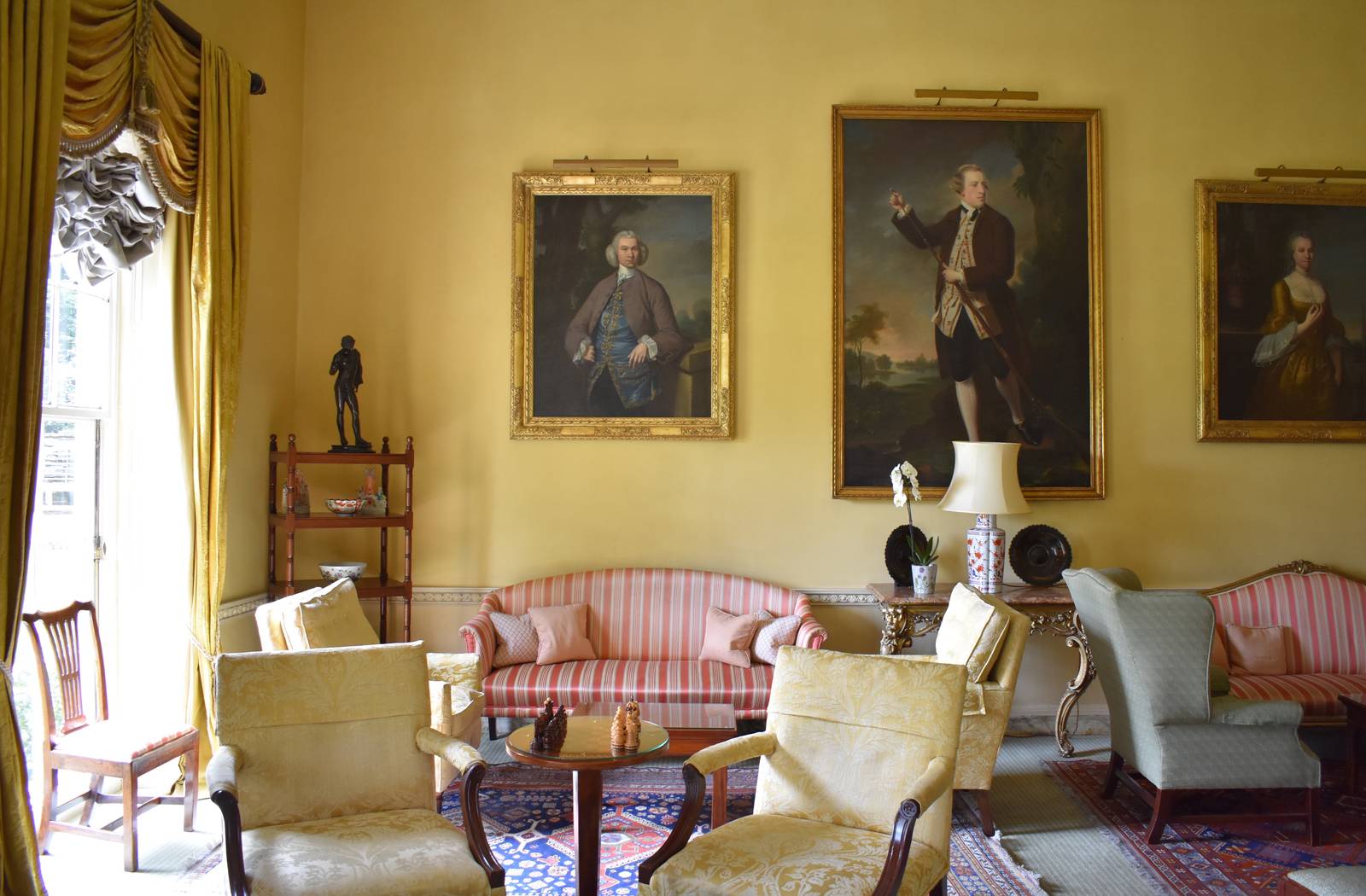 Middlethorpe Hall 掛著肖像畫的客廳