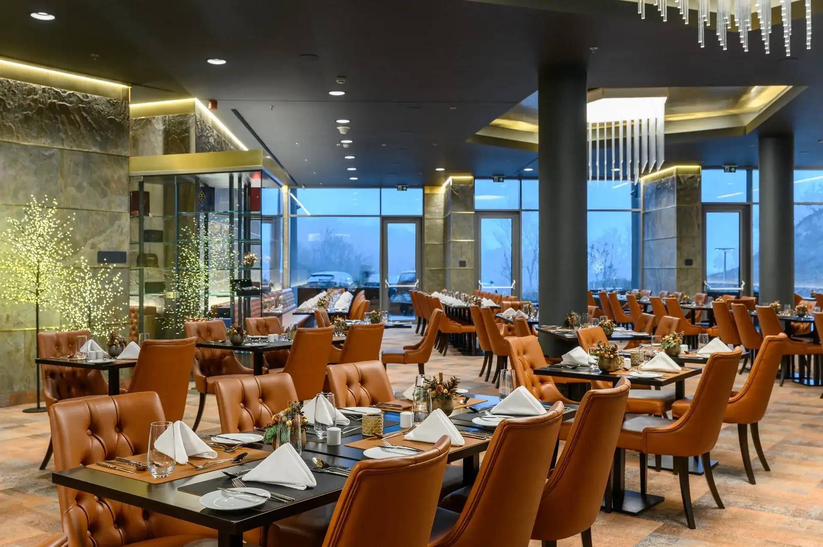 托卡伊 Minaro Hotel Tokaj餐廳窗邊用餐區