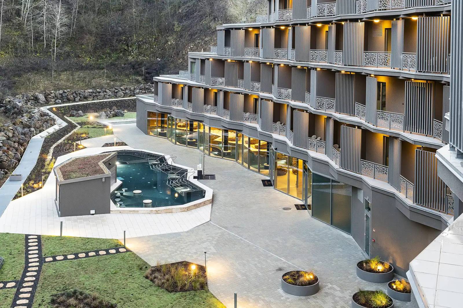 托卡伊 Minaro Hotel Tokaj階梯式客房環抱的戶外泳池中庭