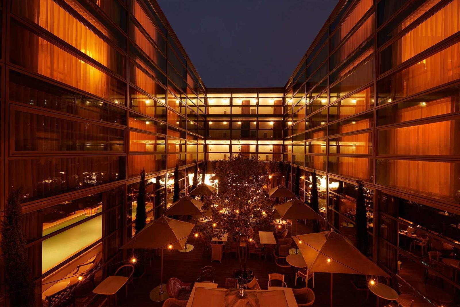 波爾多 Mondrian Bordeaux Les Carmes 中庭夜景與 Morimoto 戶外座位