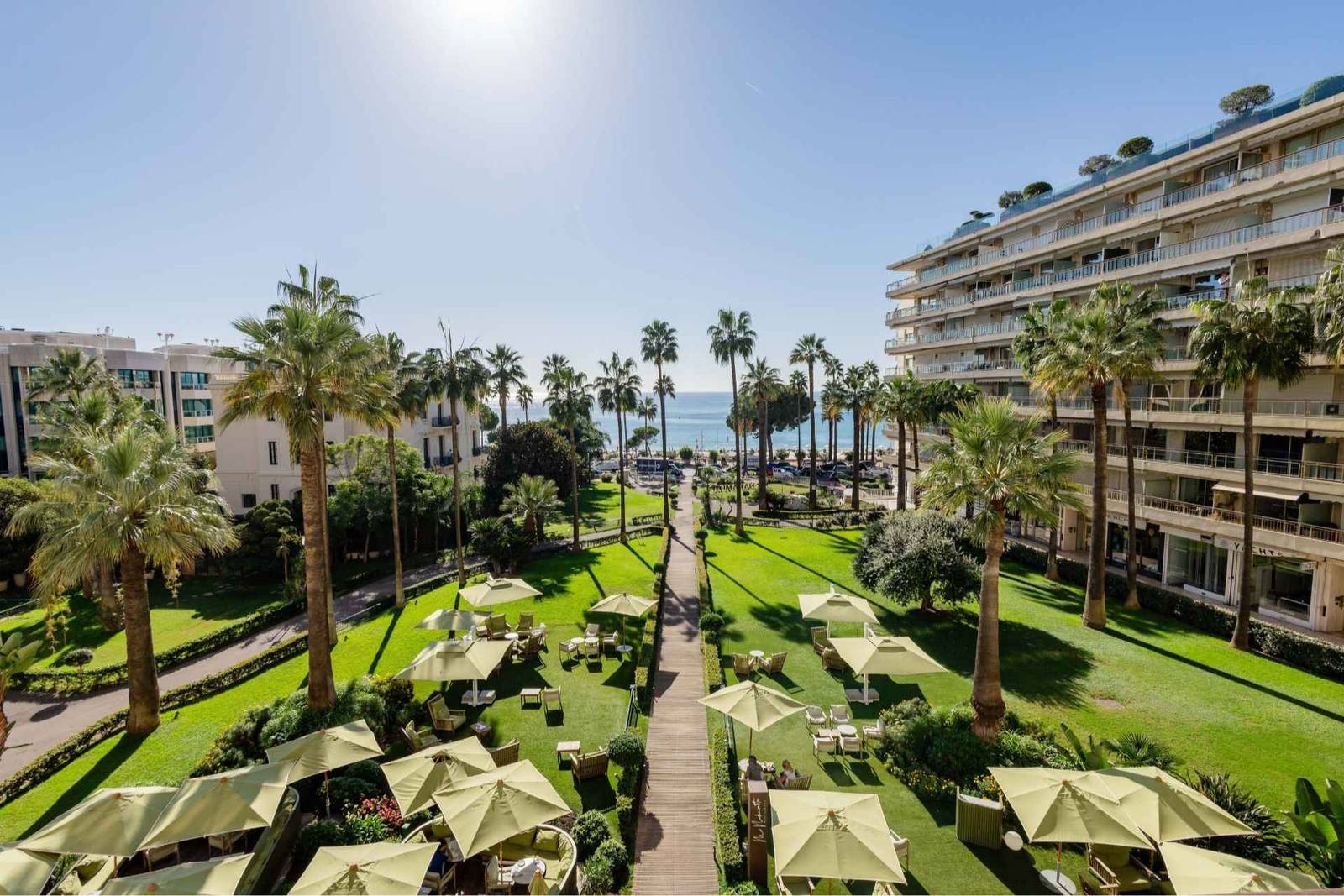 坎城 Mondrian Cannes 棕櫚花園與面海的酒店建築