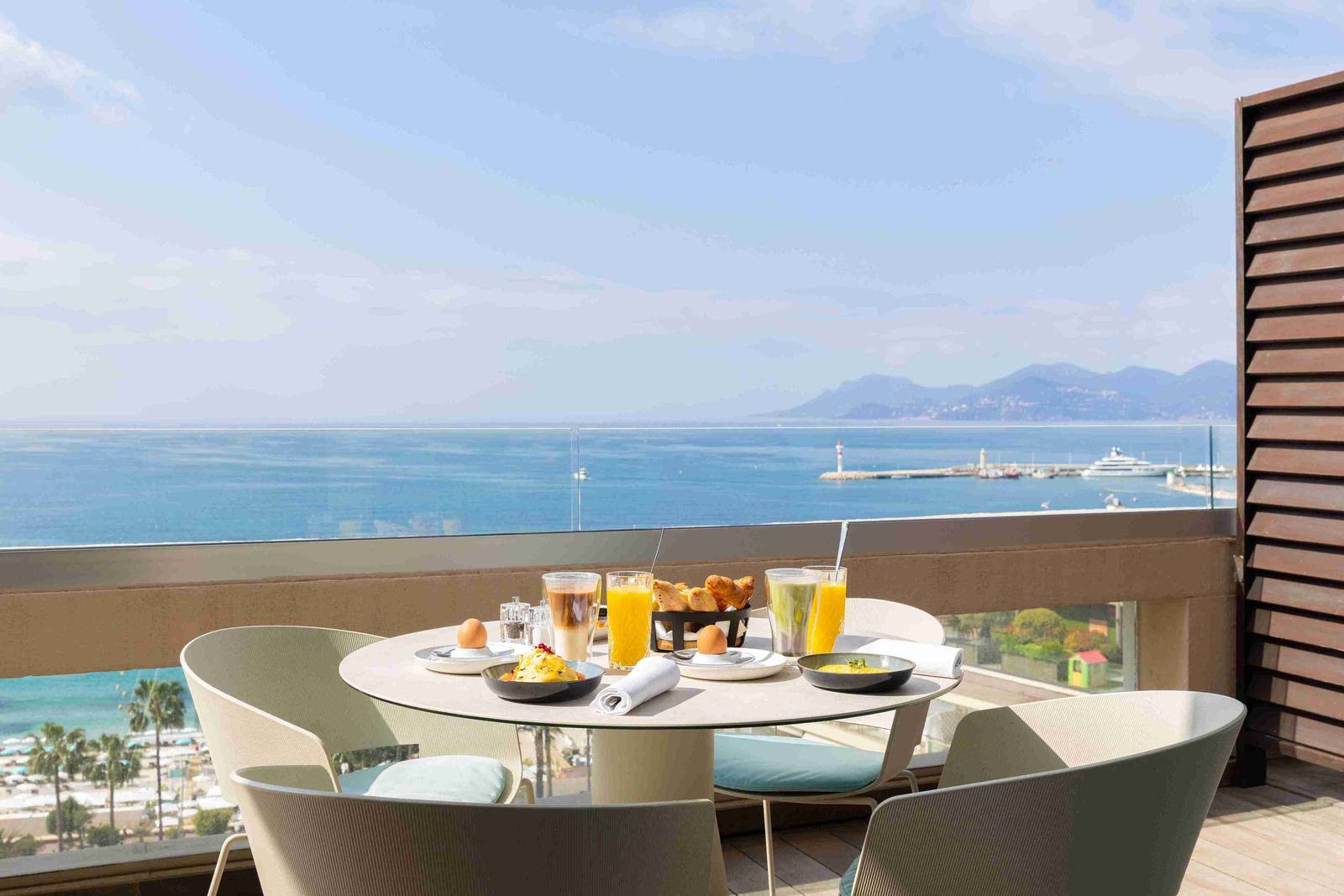 從 Mondrian Cannes 客房露台眺望坎城灣