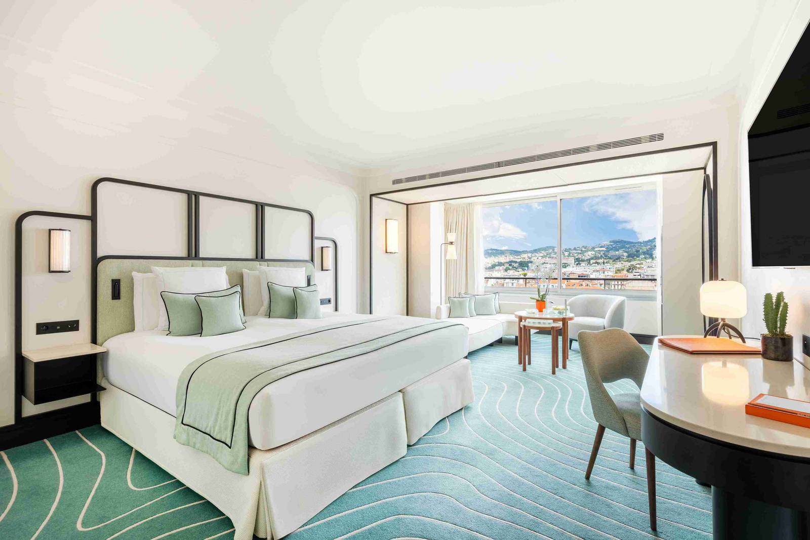 坎城 Mondrian Cannes 客房大床與窗景