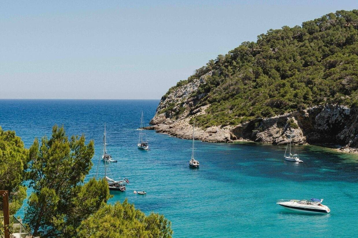 伊維薩 Cala Llonga 海灣與帆船