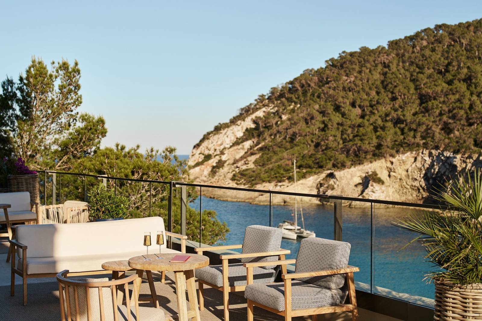 伊維薩 Mondrian Ibiza 面向海灣的露台座位區