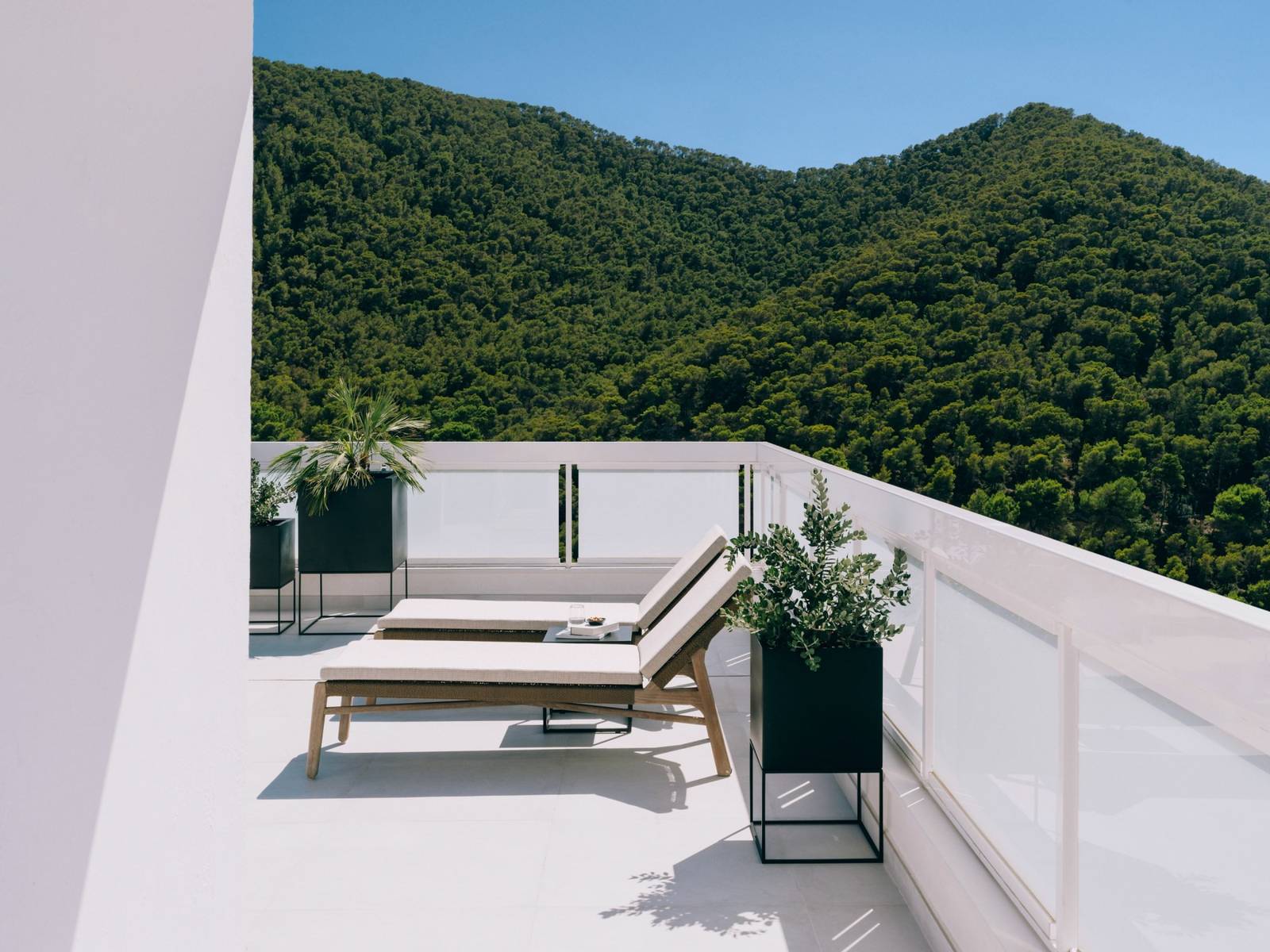 伊維薩 Mondrian Ibiza 頂樓套房露台與山景