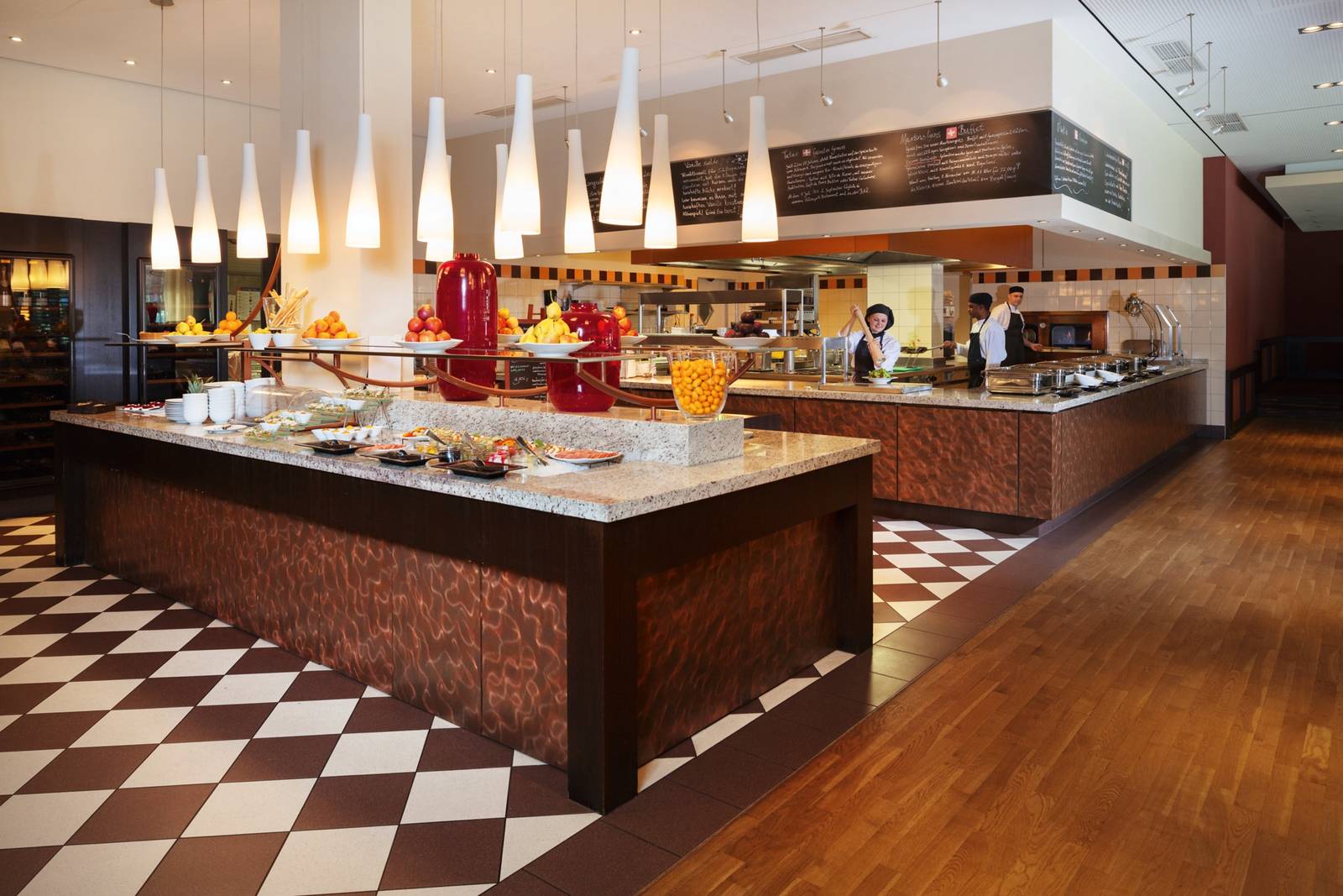 法蘭克福 Mövenpick Hotel Frankfurt City 餐廳開放式廚房與自助餐台