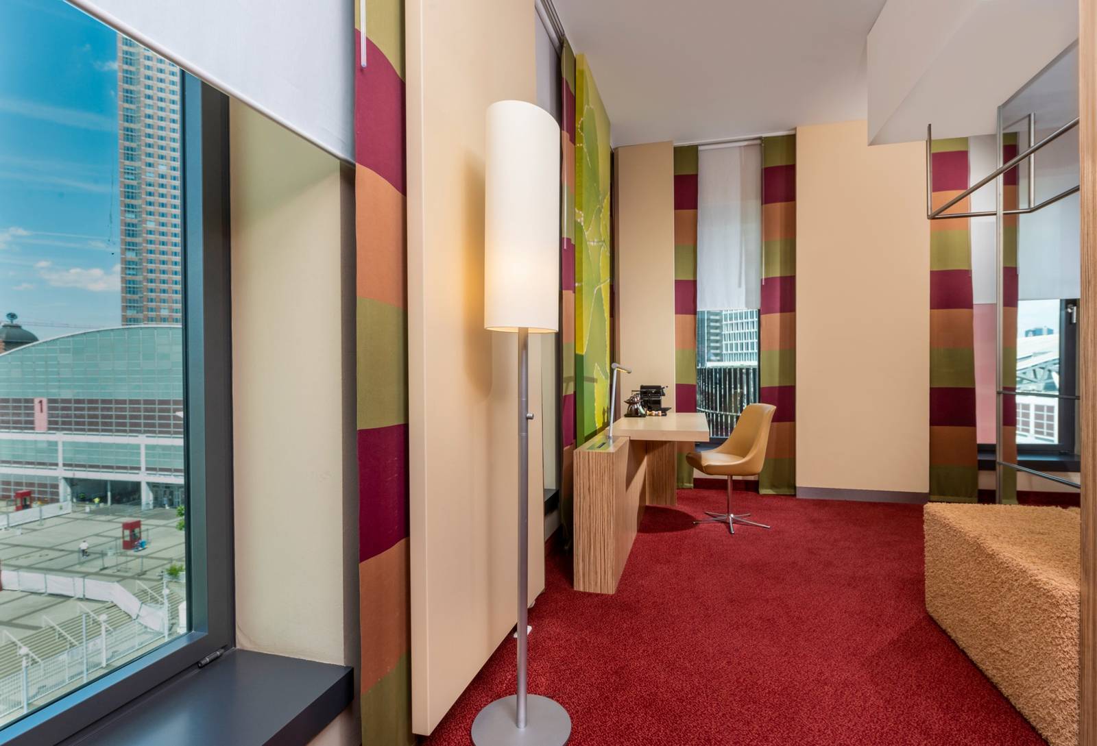 從法蘭克福 Mövenpick Hotel Frankfurt City 客房窗外看展覽中心一帶