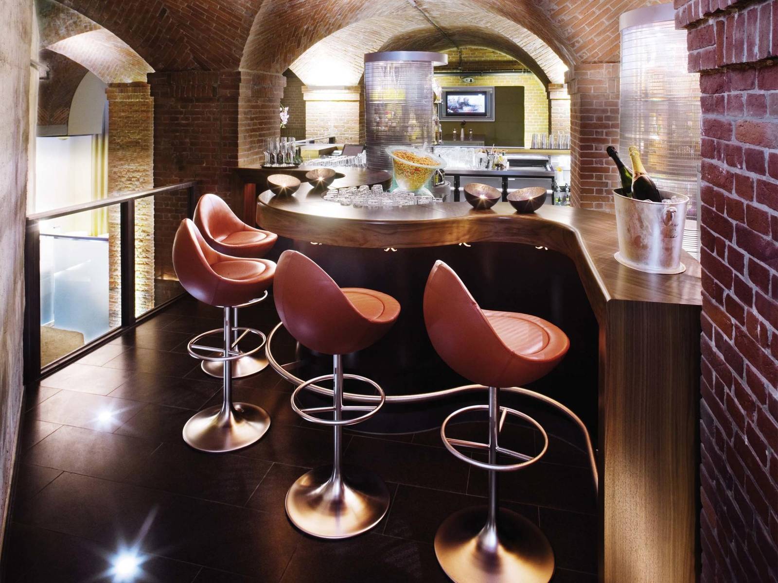 漢堡 Mövenpick 酒店 CAVE Bar 高腳椅座位區