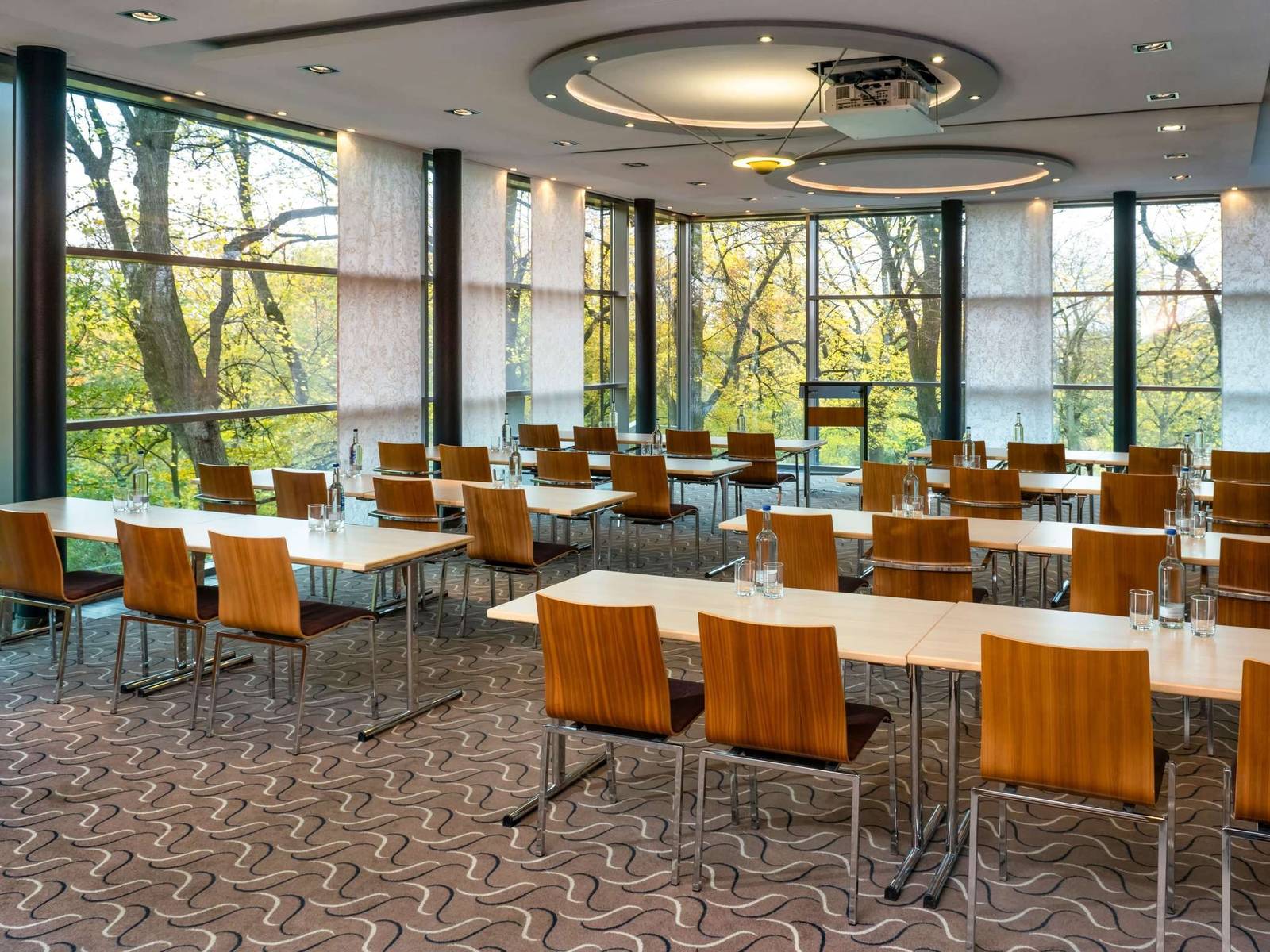 漢堡 Mövenpick 酒店 Tessin 會議室與公園景