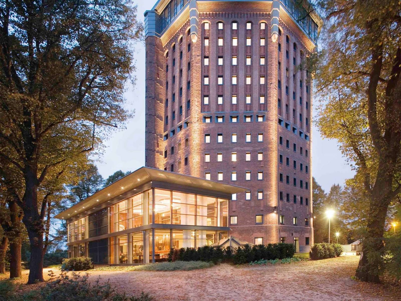 漢堡 Mövenpick 酒店水塔建築與玻璃側翼外觀