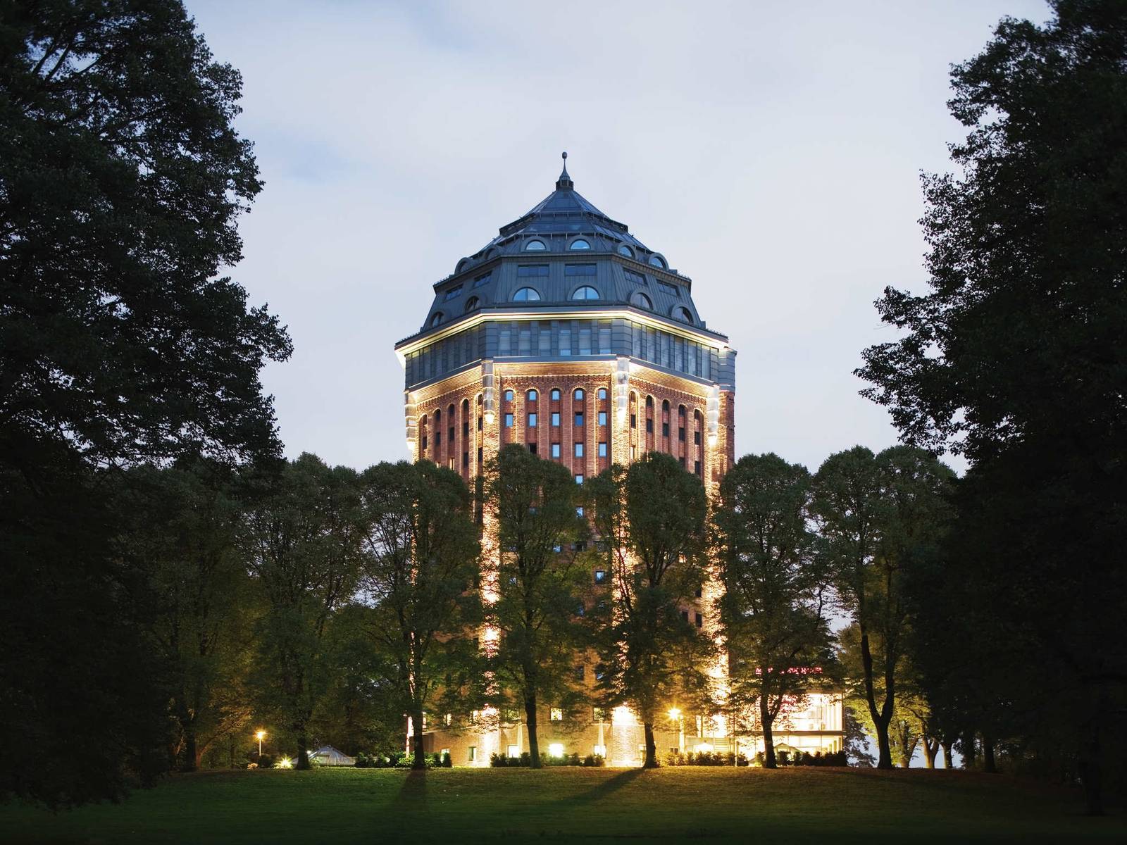 漢堡 Mövenpick 酒店黃昏時的水塔與公園