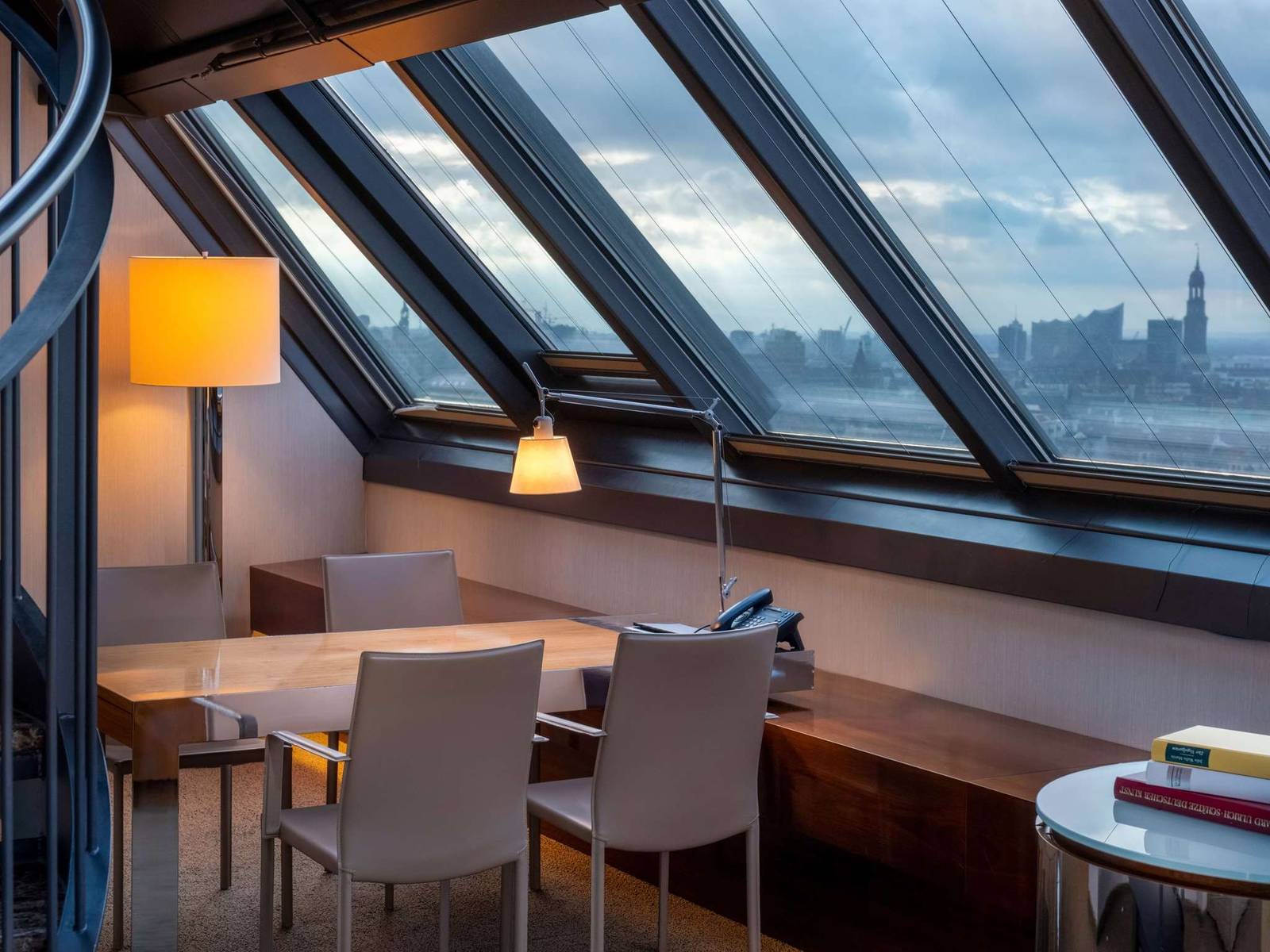 漢堡 Mövenpick 酒店 Tower Suite 斜窗餐桌與城市景