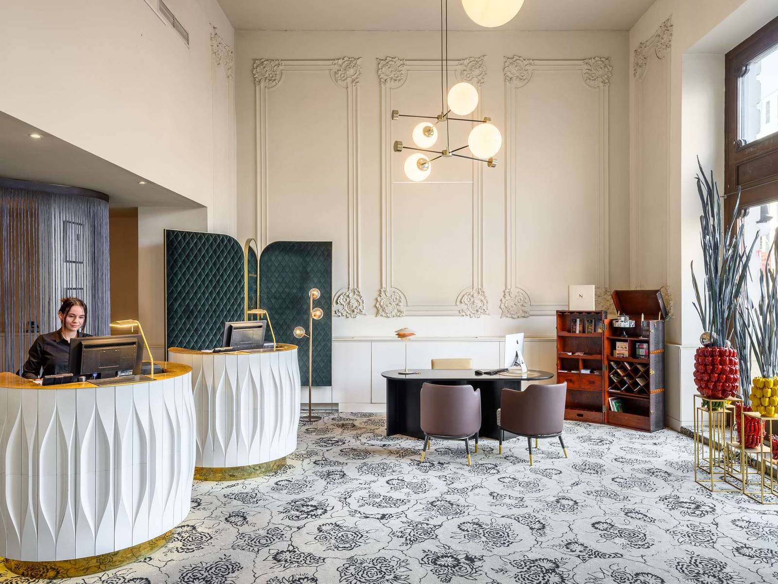 Nemzeti Hotel 挑高大廳與接待櫃台