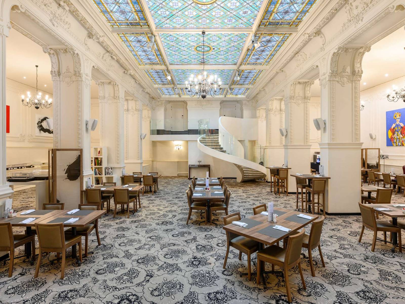 Nemzeti Hotel 彩繪玻璃天窗下的 Gallery Café