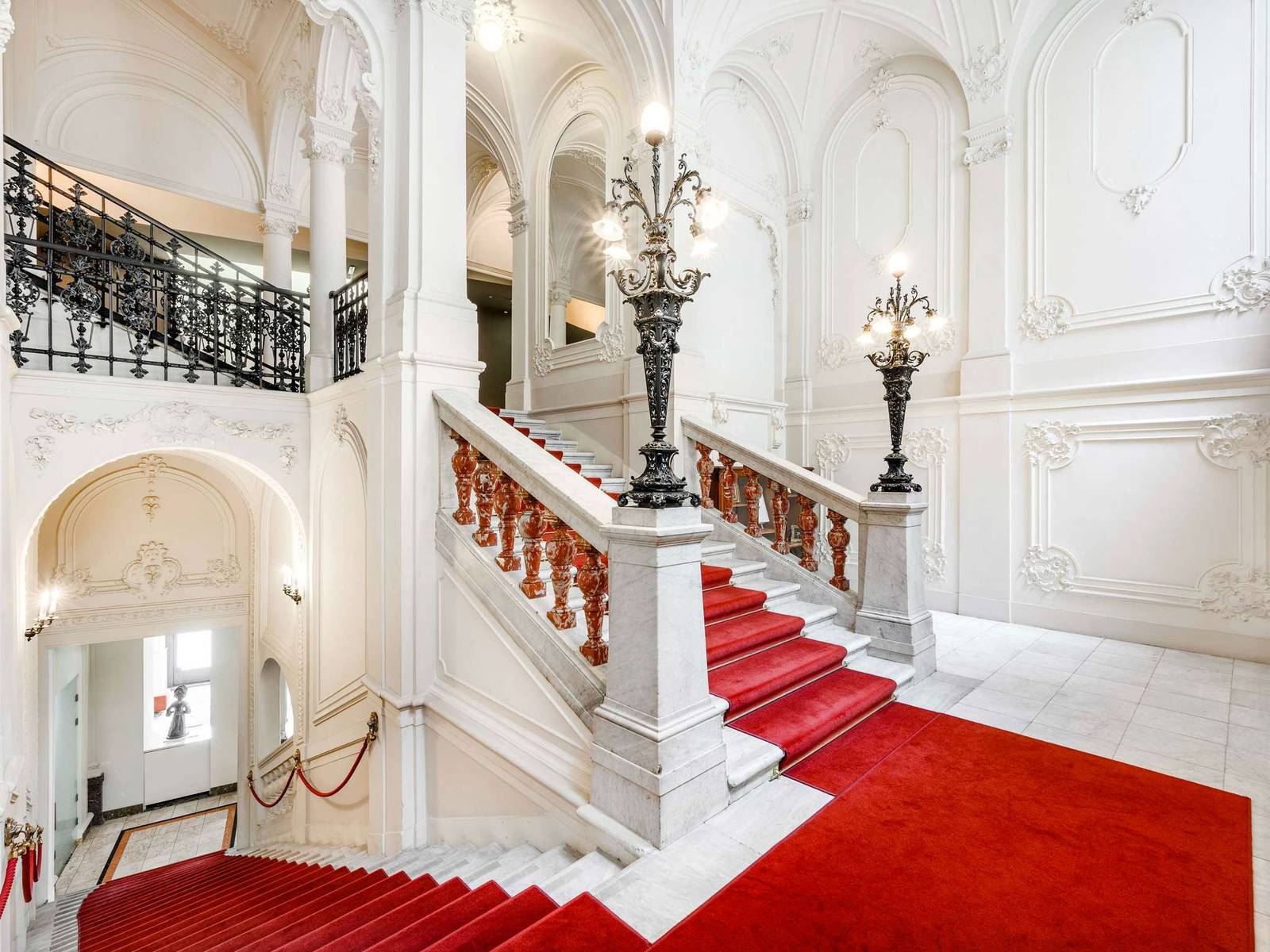 Nemzeti Hotel 紅毯大理石迴旋樓梯