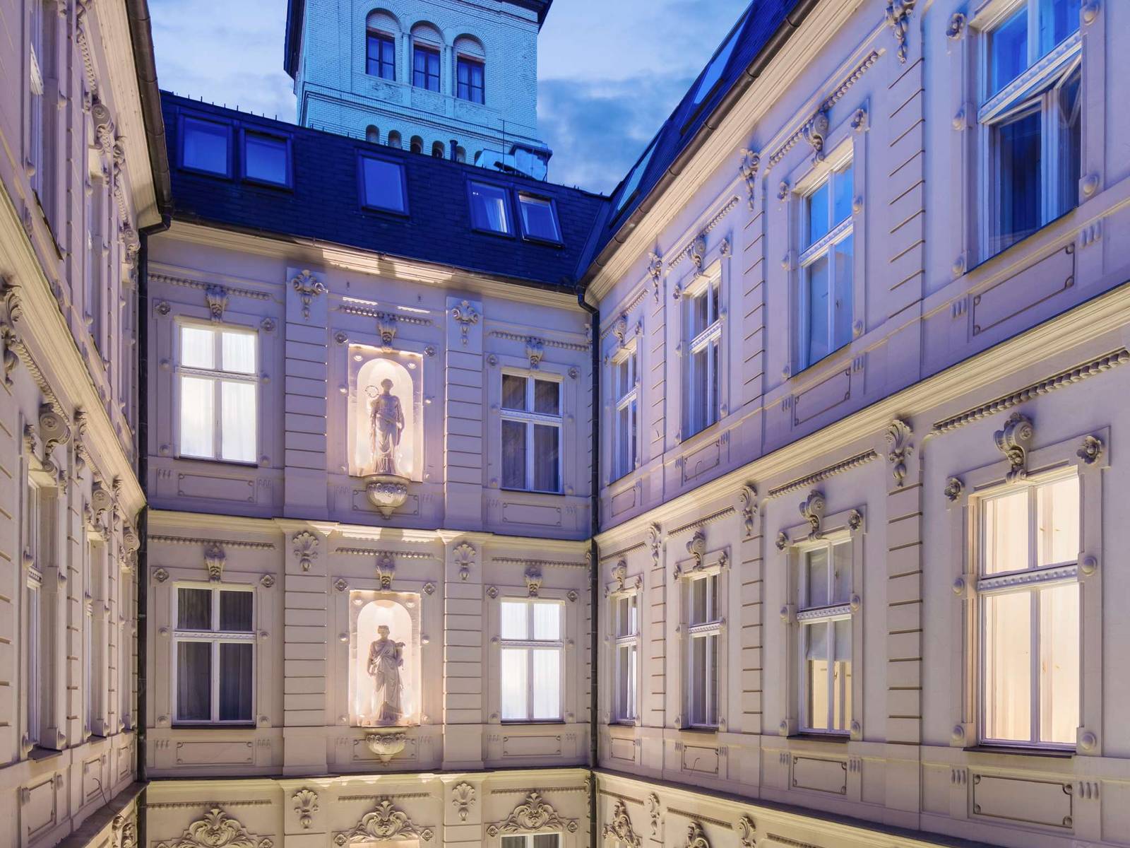 Nemzeti Hotel 夜間點燈的內庭立面
