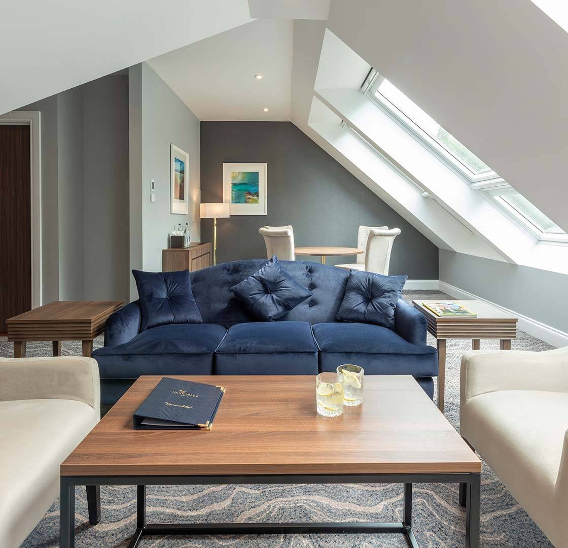 因弗內斯 Ness Walk Wellingtonia Suite 斜頂起居區與沙發