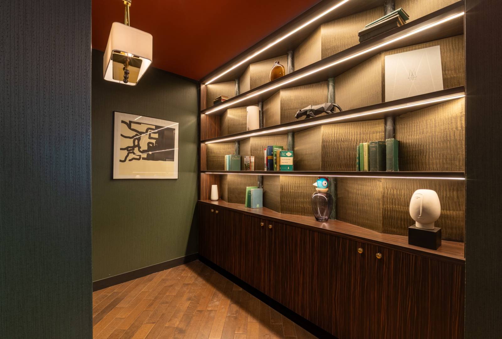 Nest Hotel 大廳書櫃角落