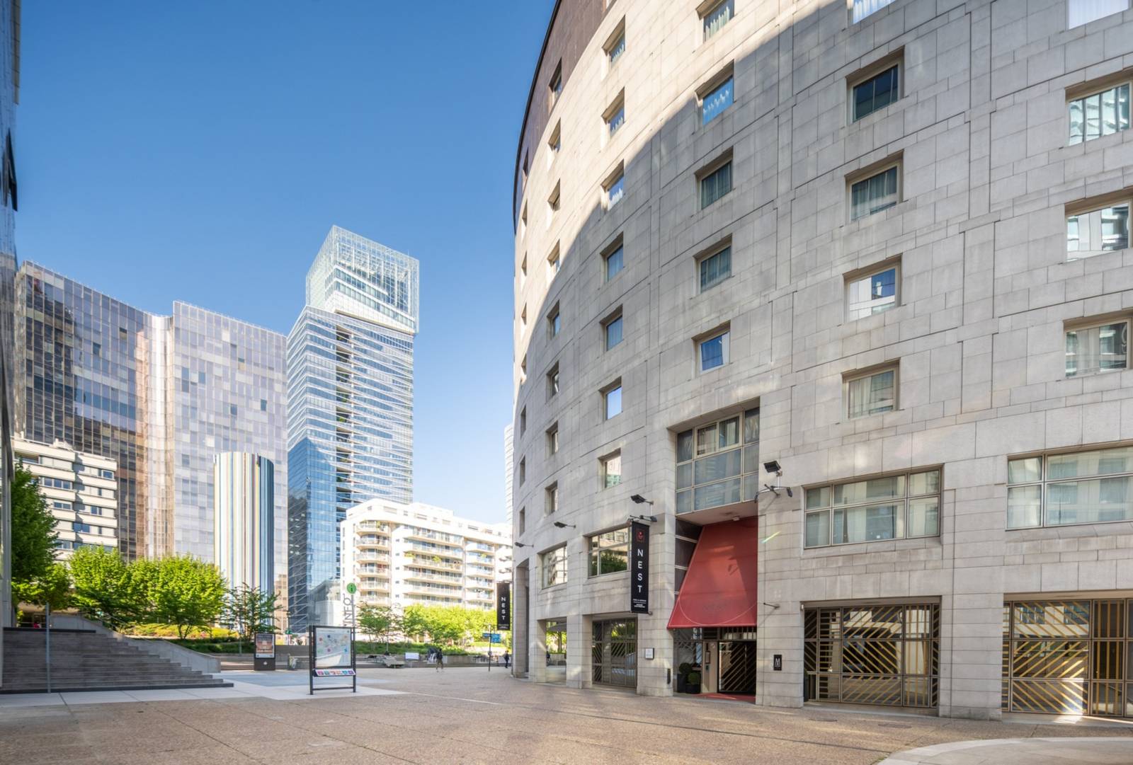 拉德芳斯商業區街景與 Nest Hotel 外觀