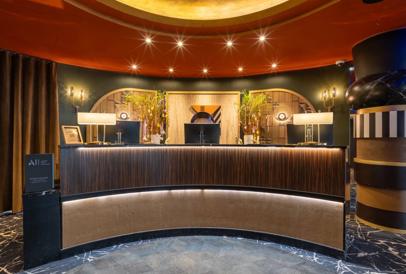 Nest Hotel 孟菲斯風格的接待櫃台