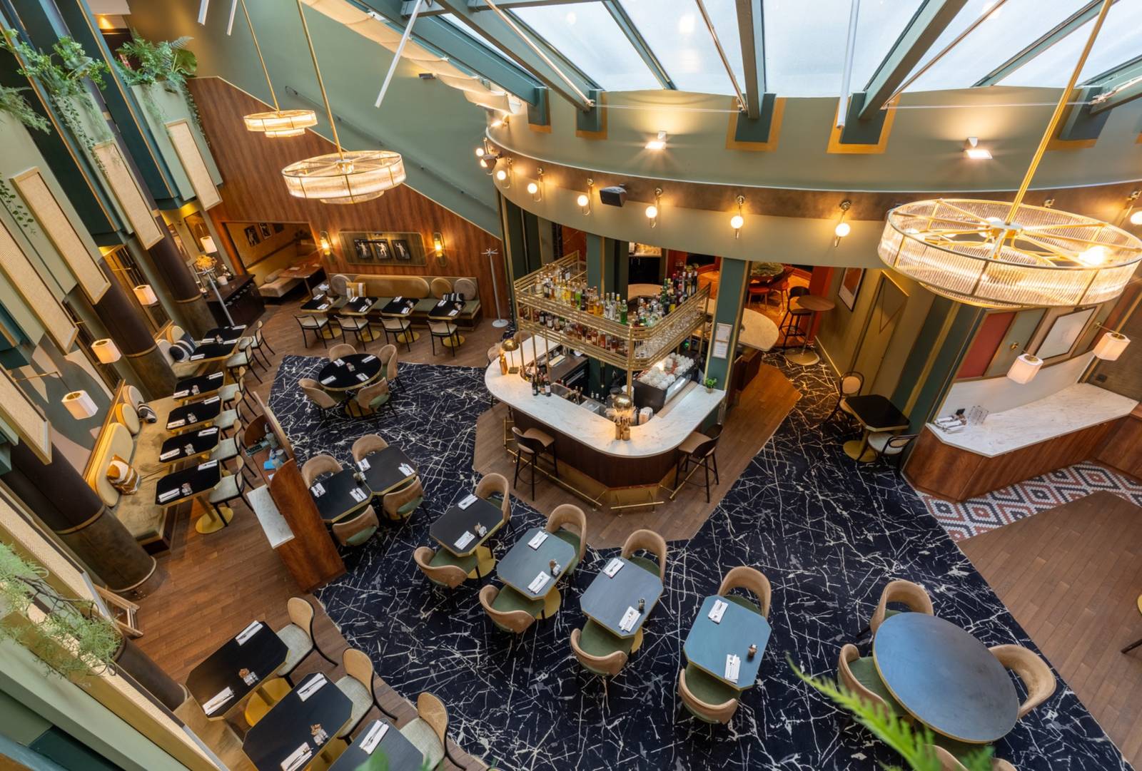 俯瞰 Nest Hotel 玻璃天頂中庭