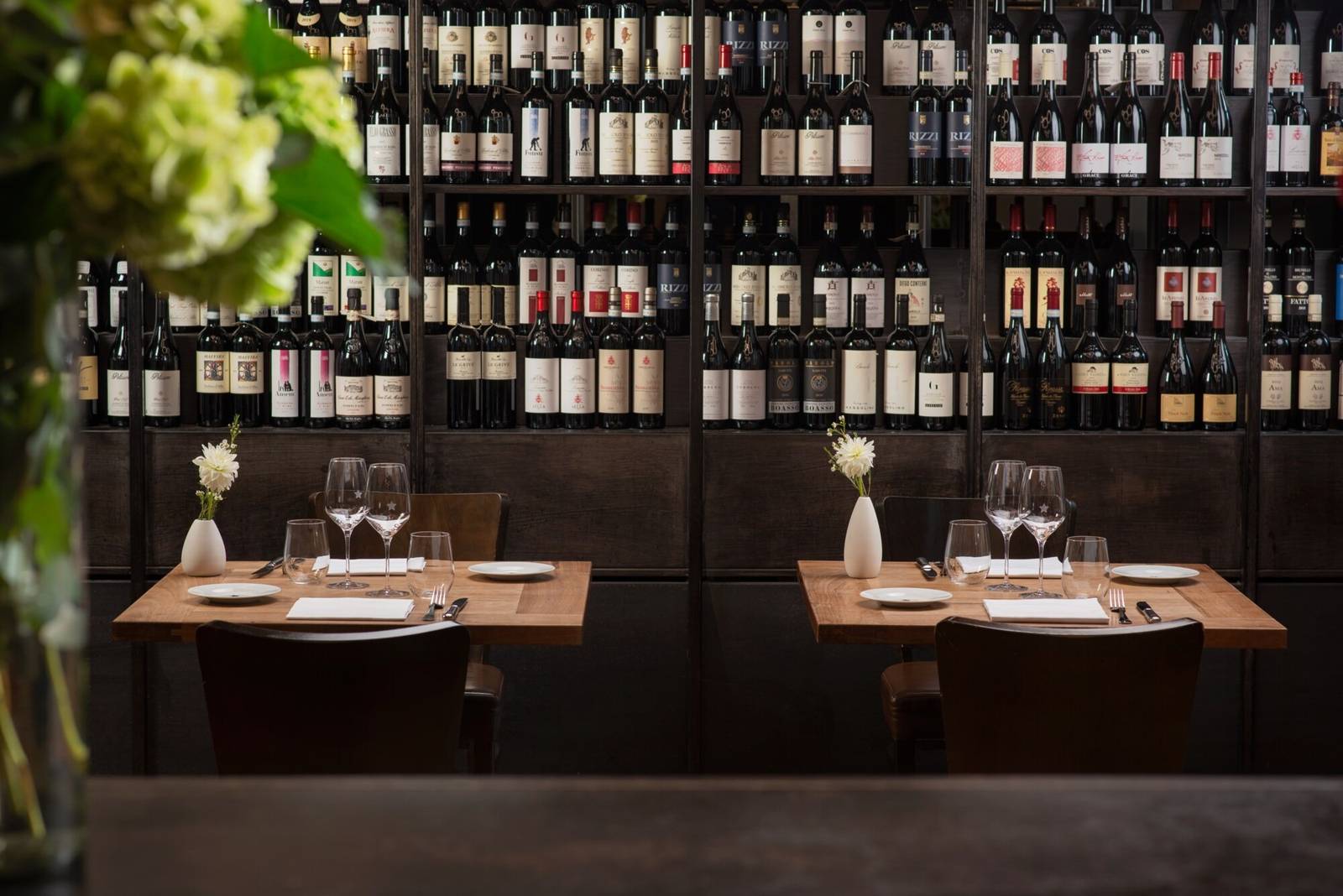 杜林 NH Collection Torino Piazza Carlina Carlina 餐廳的酒牆與餐桌