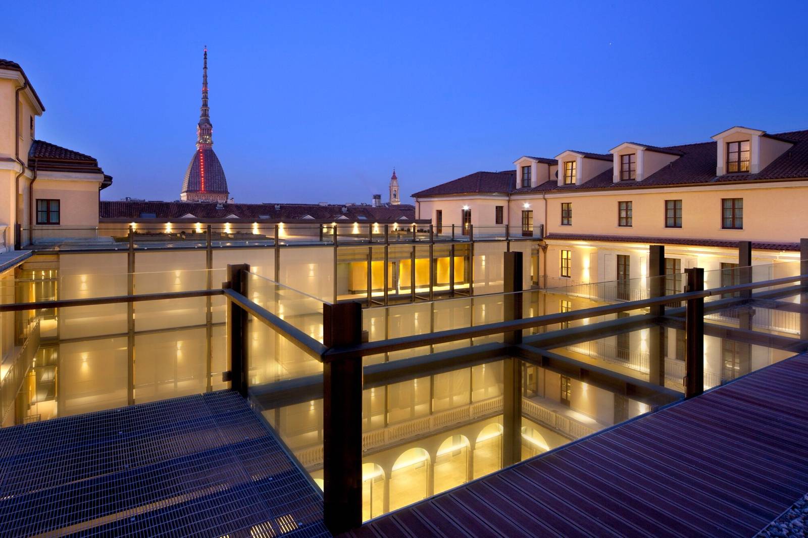 杜林 NH Collection Torino Piazza Carlina 夜晚的屋頂露台與中庭玻璃