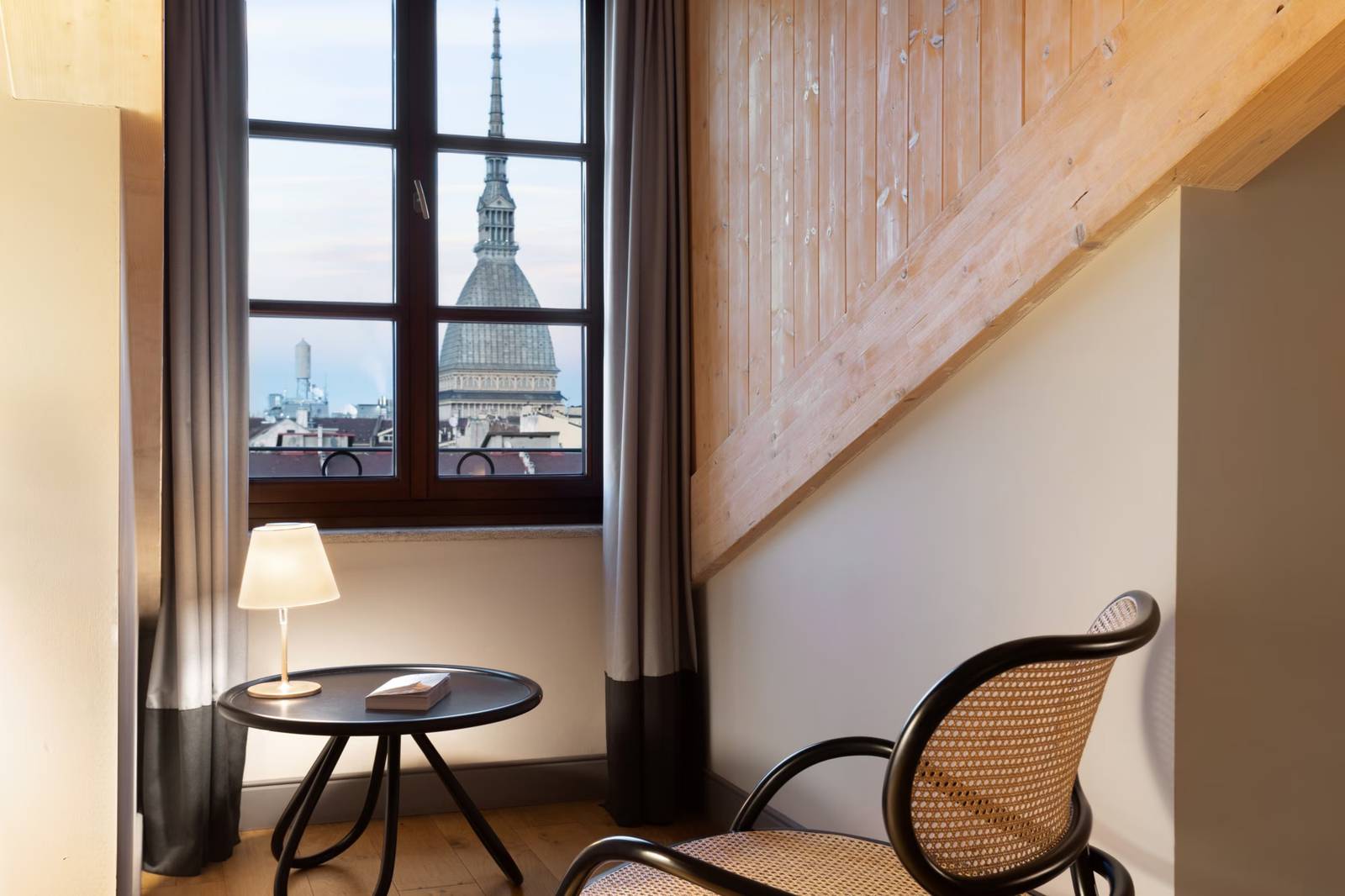 杜林 NH Collection Torino Piazza Carlina 窗外可見安托內利尖塔的客房一角