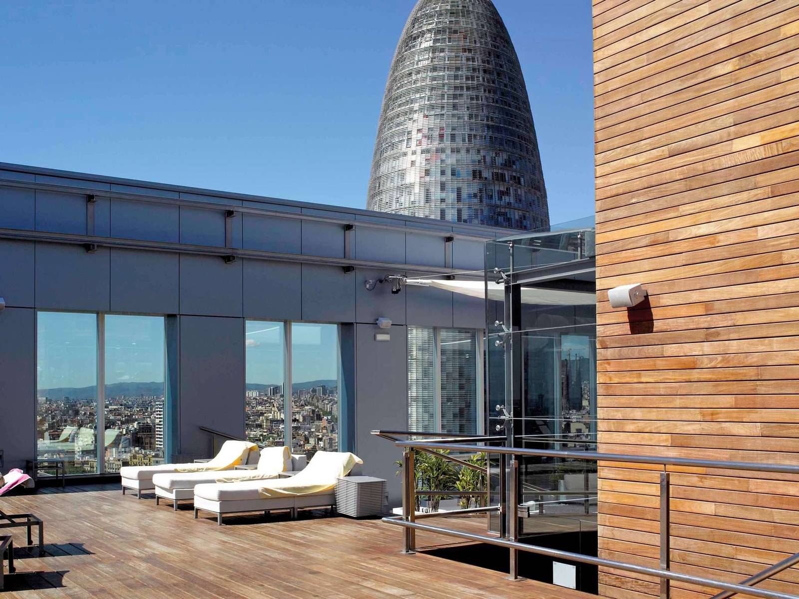 巴塞隆納 Novotel Barcelona City 頂樓泳池躺椅區