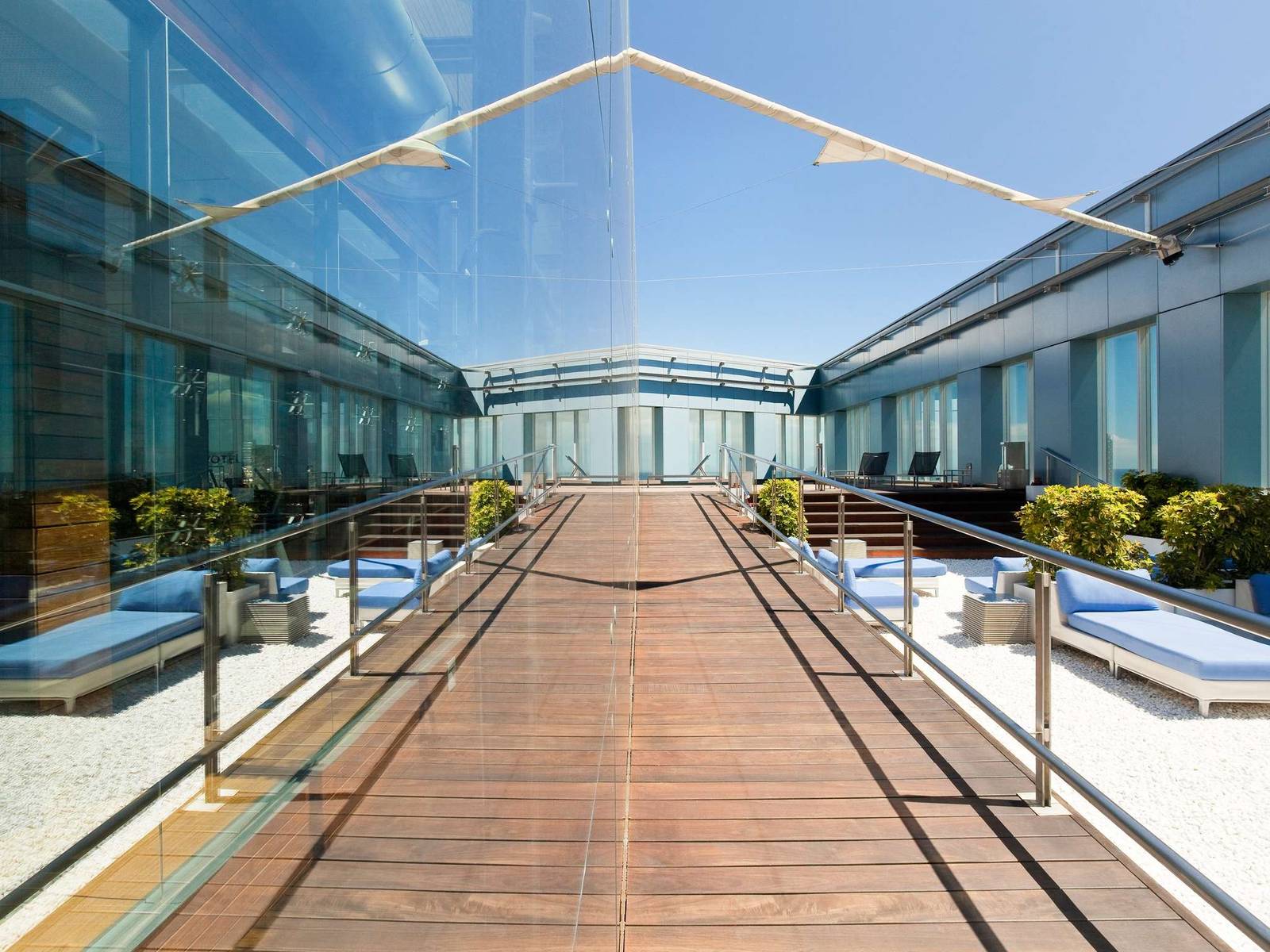 巴塞隆納 Novotel Barcelona City 頂樓露台步道