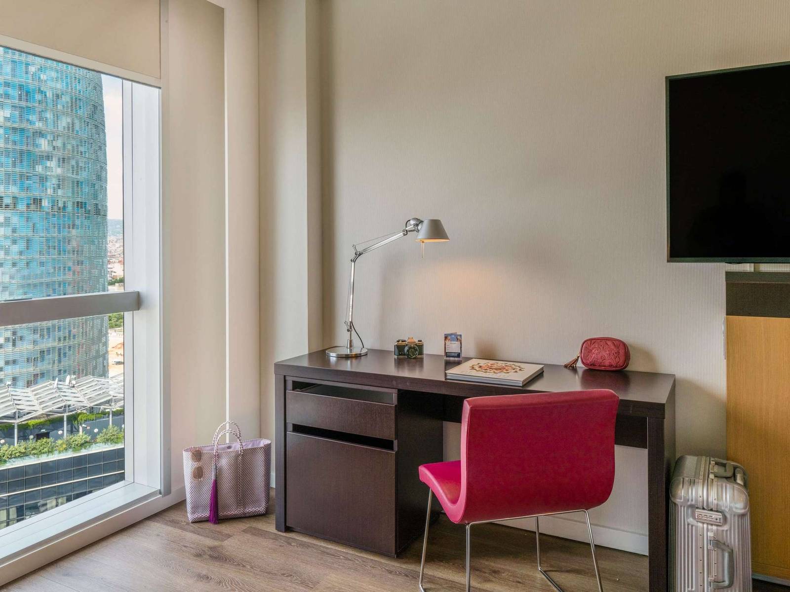 巴塞隆納 Novotel Barcelona City 家庭房書桌區與窗景