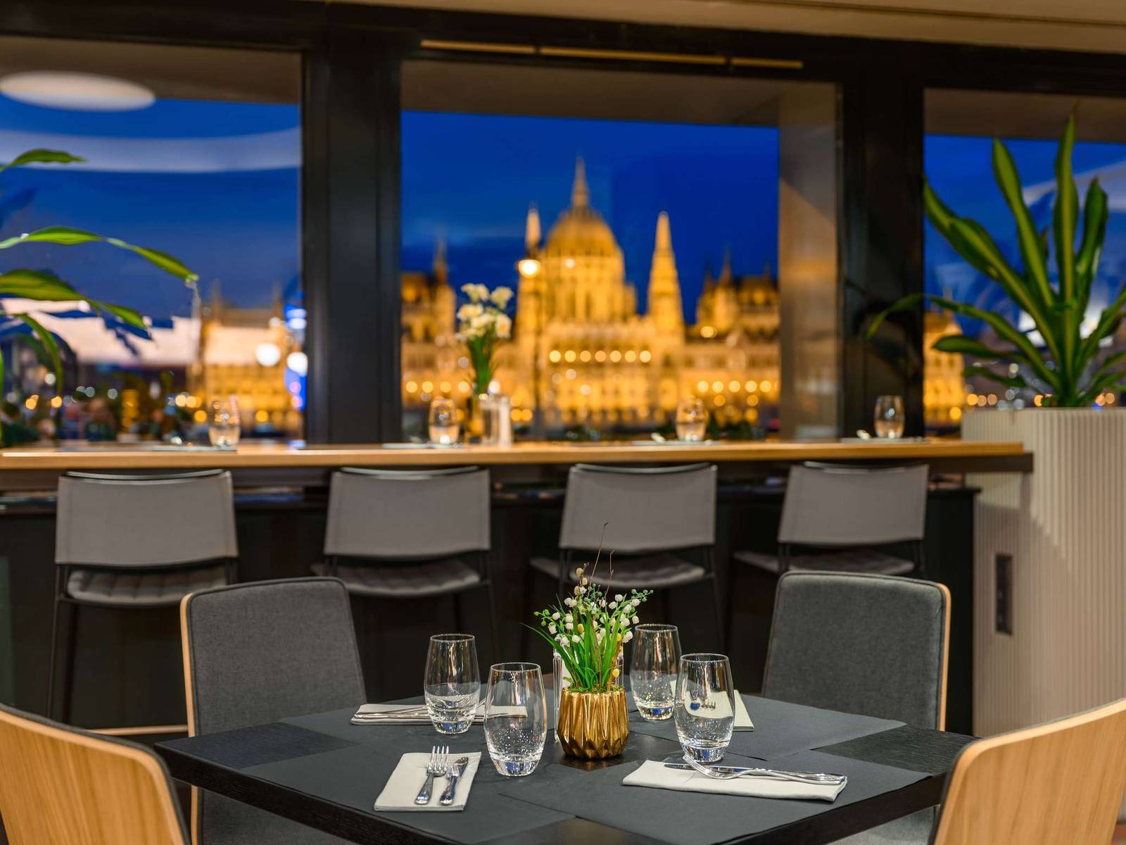 布達佩斯 Novotel Budapest Danube 餐廳窗邊座位與國會大廈夜景