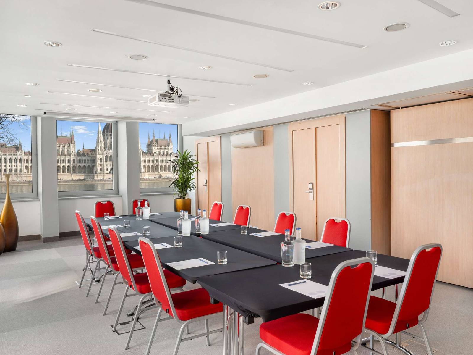布達佩斯 Novotel Budapest Danube 可見國會大廈的會議室