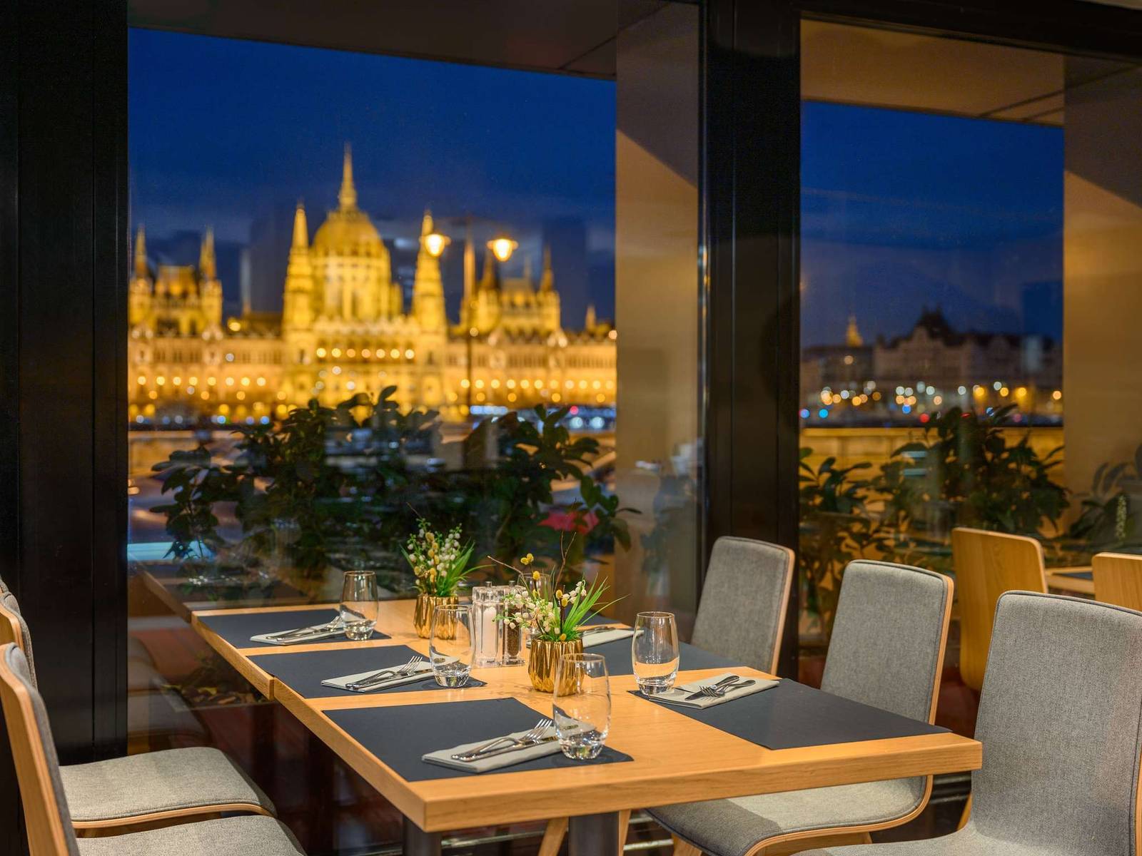 布達佩斯 Novotel Budapest Danube 餐廳窗外的國會大廈夜景