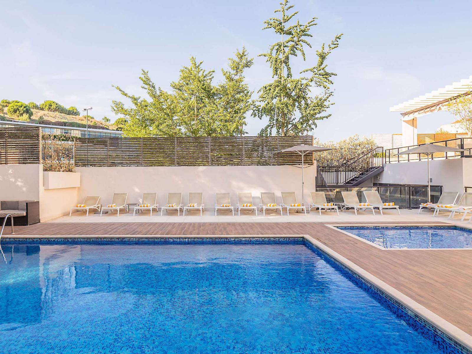 里斯本 Novotel Lisboa 戶外泳池與日光躺椅