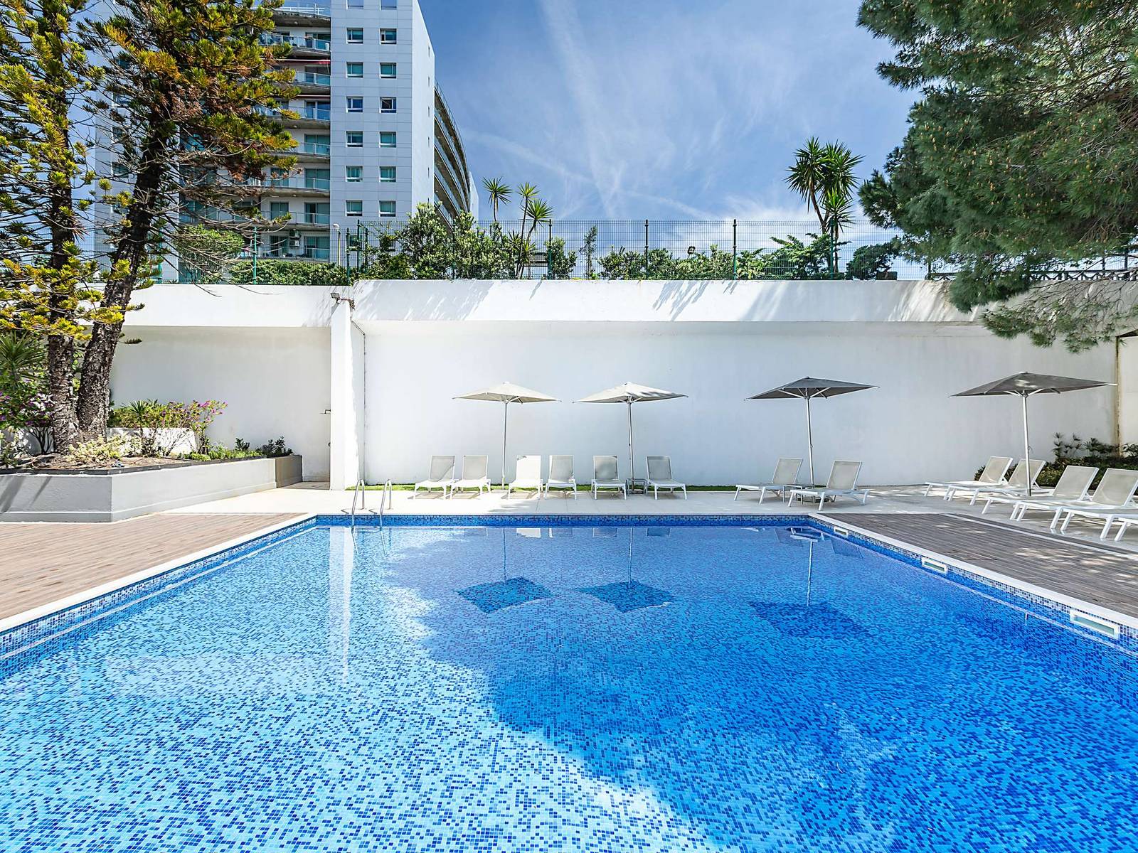 里斯本 Novotel Lisboa 泳池與周邊 Campolide 街區