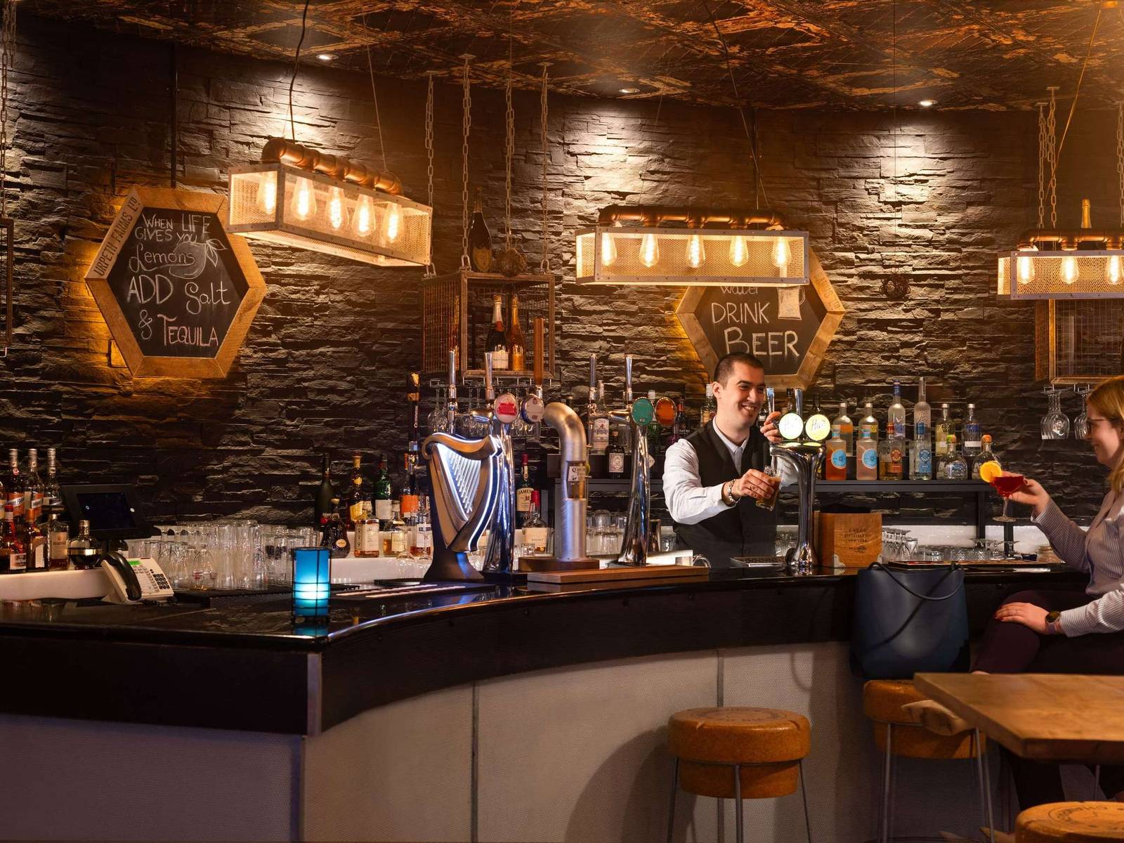 倫敦 Novotel London Tower Bridge Keepers Bar 吧台