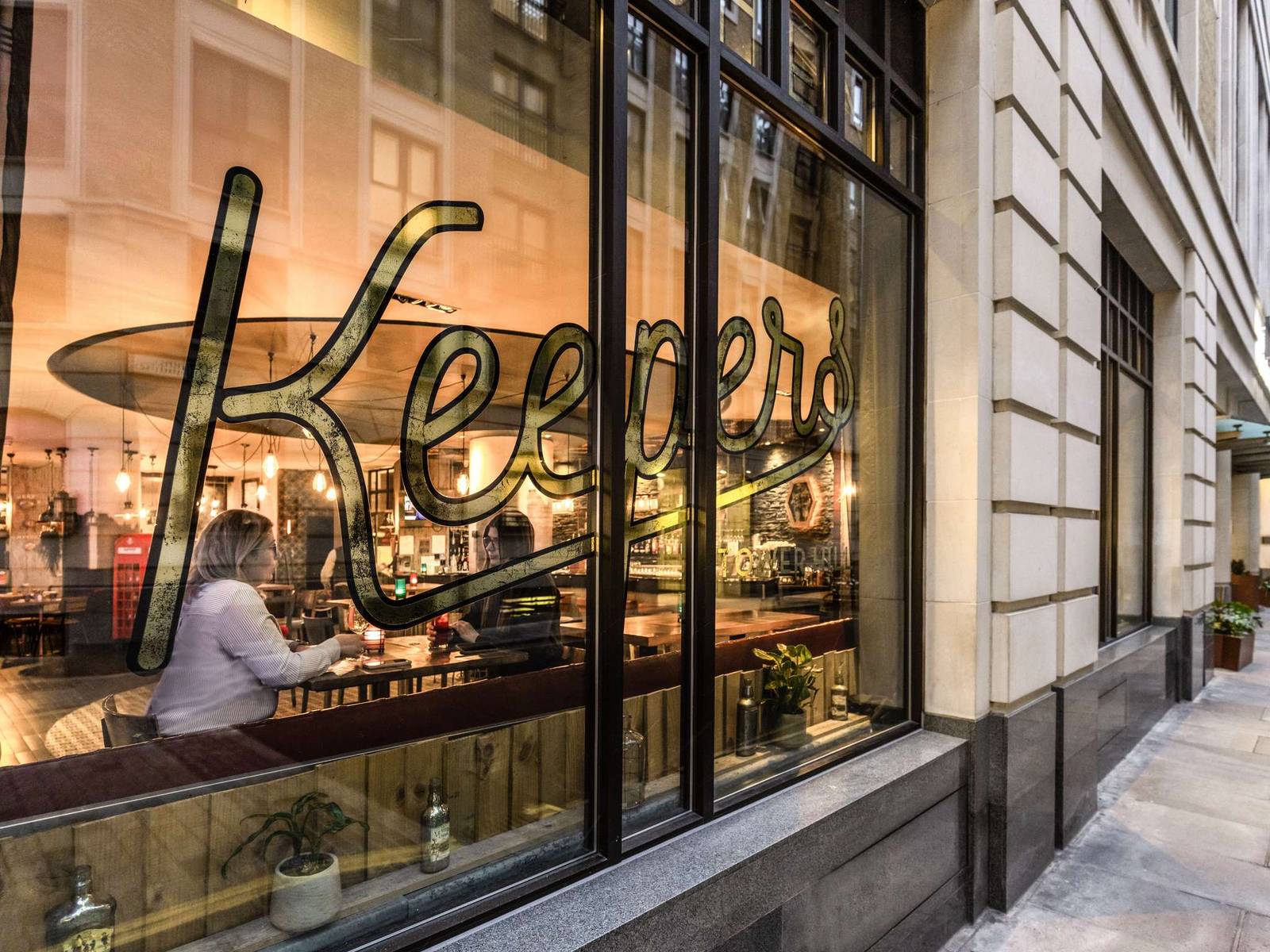 倫敦 Novotel London Tower Bridge Keepers 臨街窗景與 Pepys Street 街景