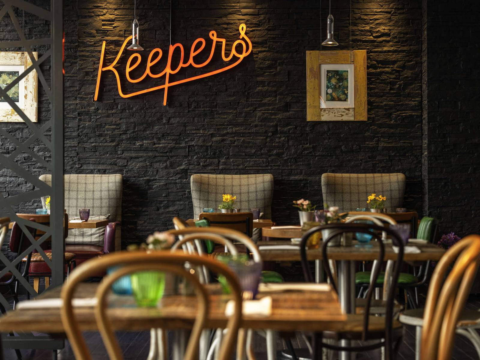 倫敦 Novotel London Tower Bridge Keepers 餐廳霓虹招牌與座位區